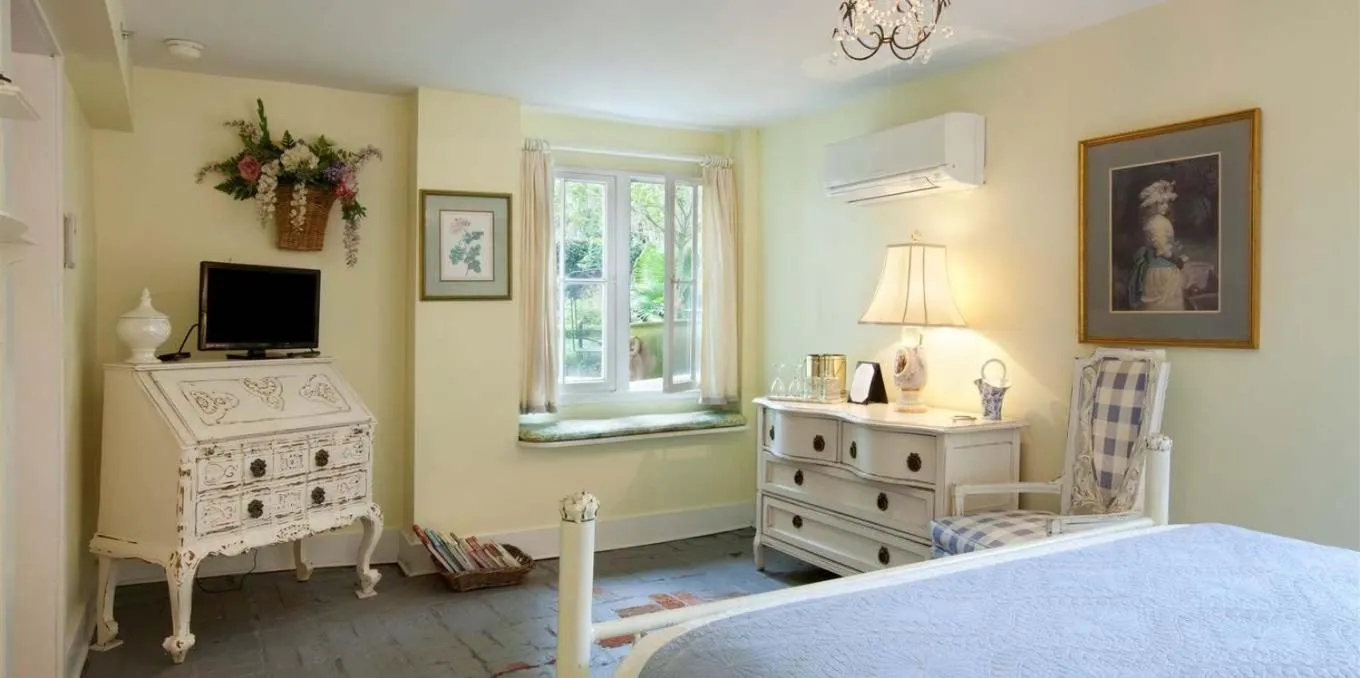 Day, Bed in Forsyth Park Inn