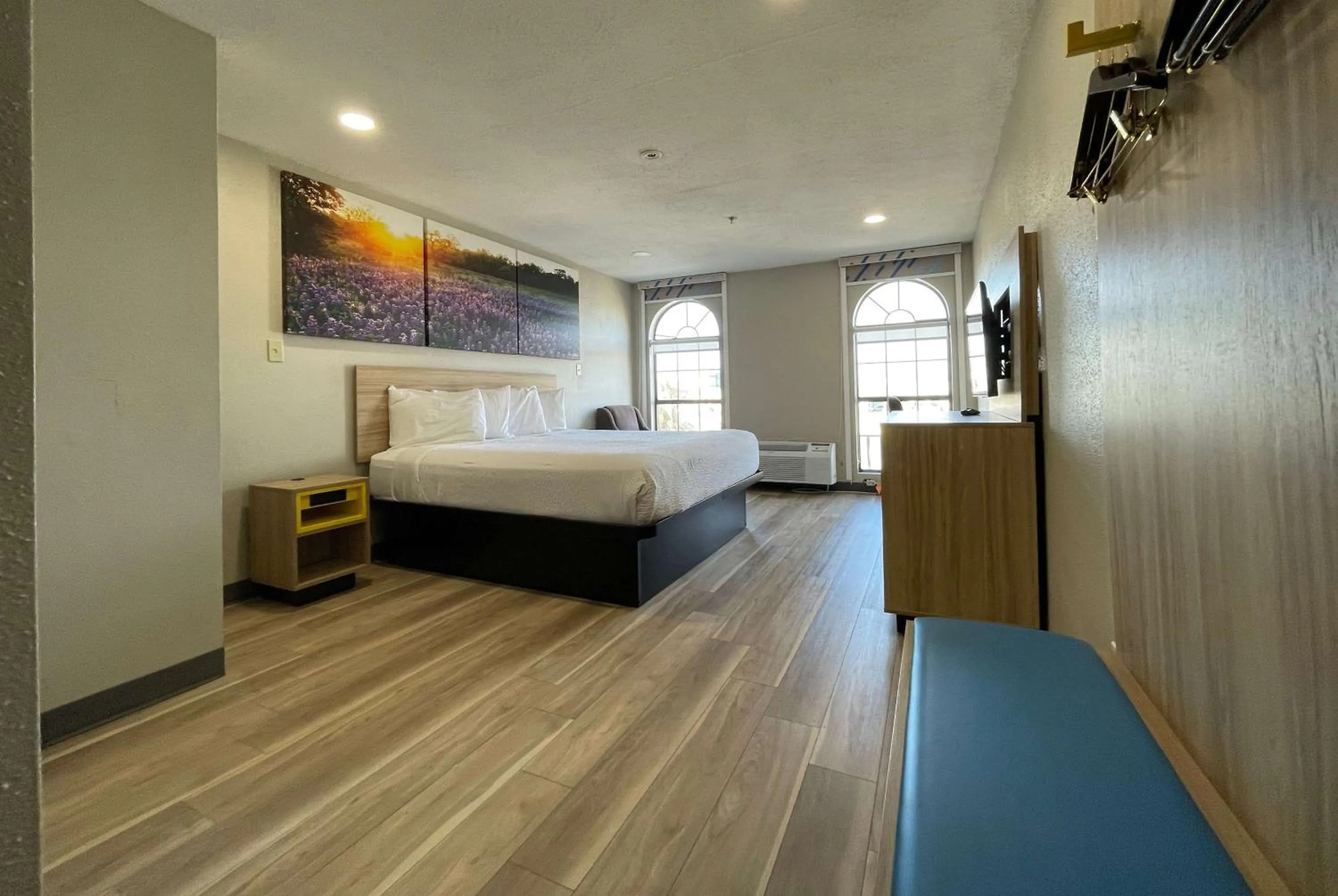 Photo of the whole room, Bed in Days Inn by Wyndham Near Seaworld San Antonio