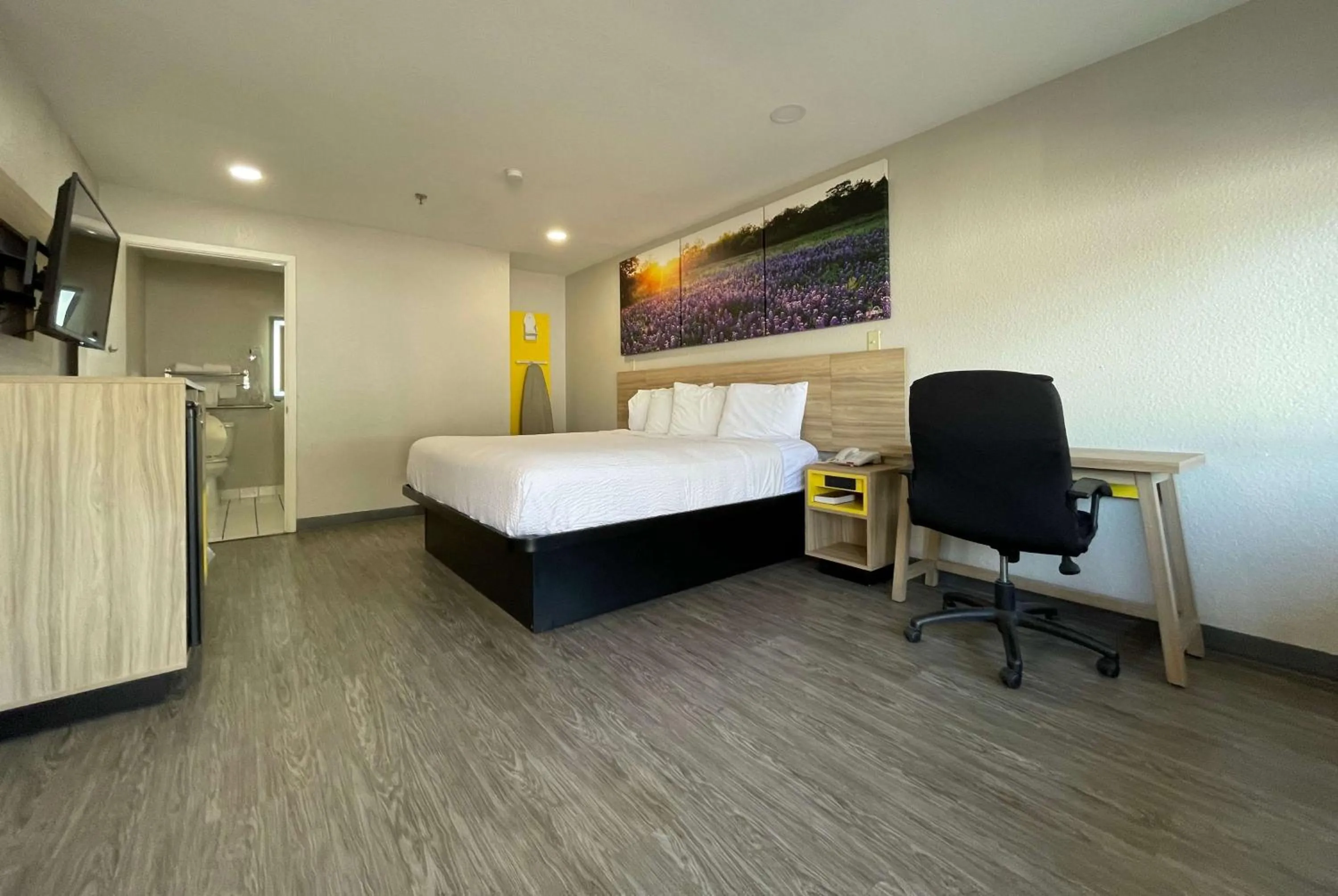 Photo of the whole room, Bed in Days Inn by Wyndham Near Seaworld San Antonio