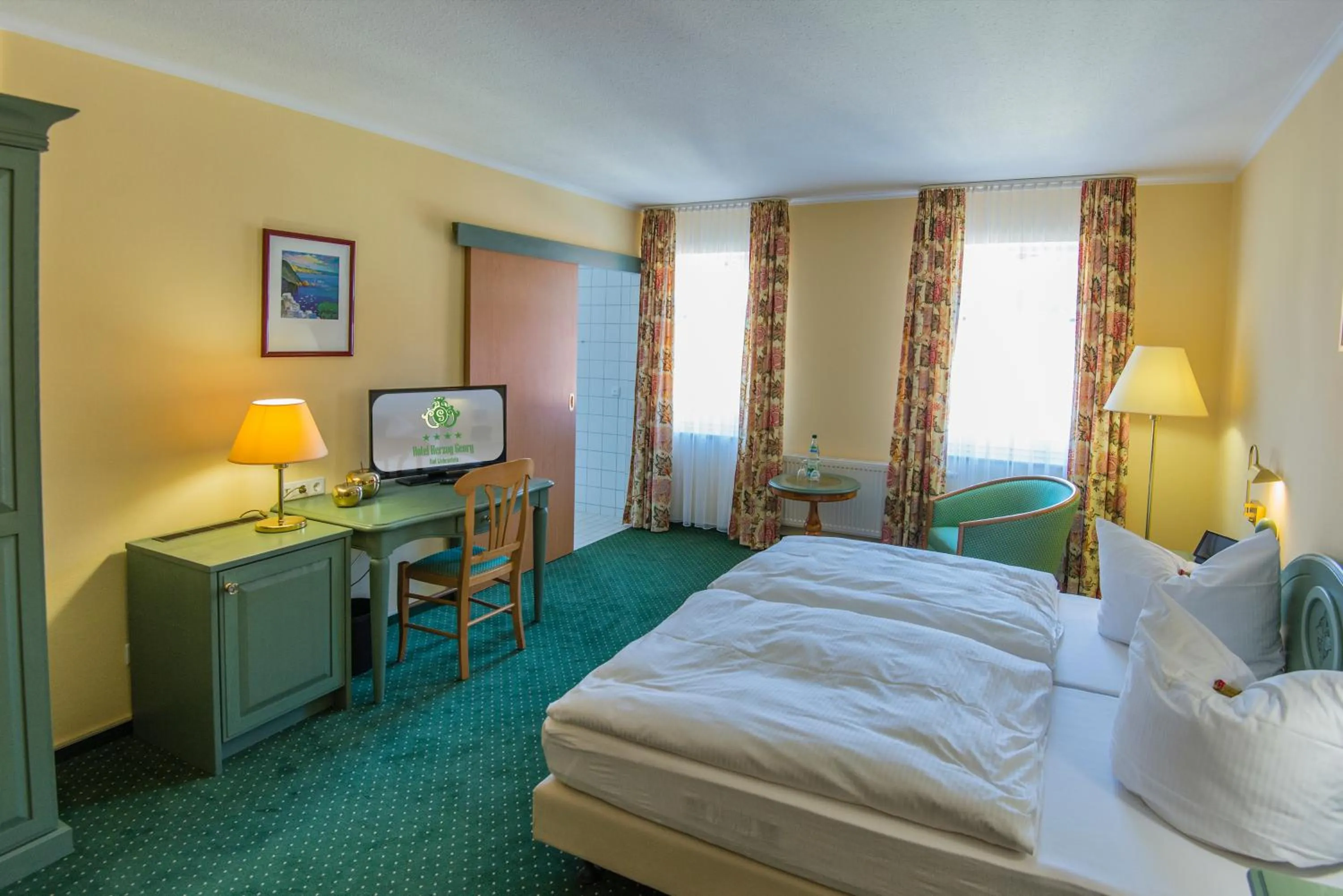 Seating area, Bed in Hotel Herzog Georg