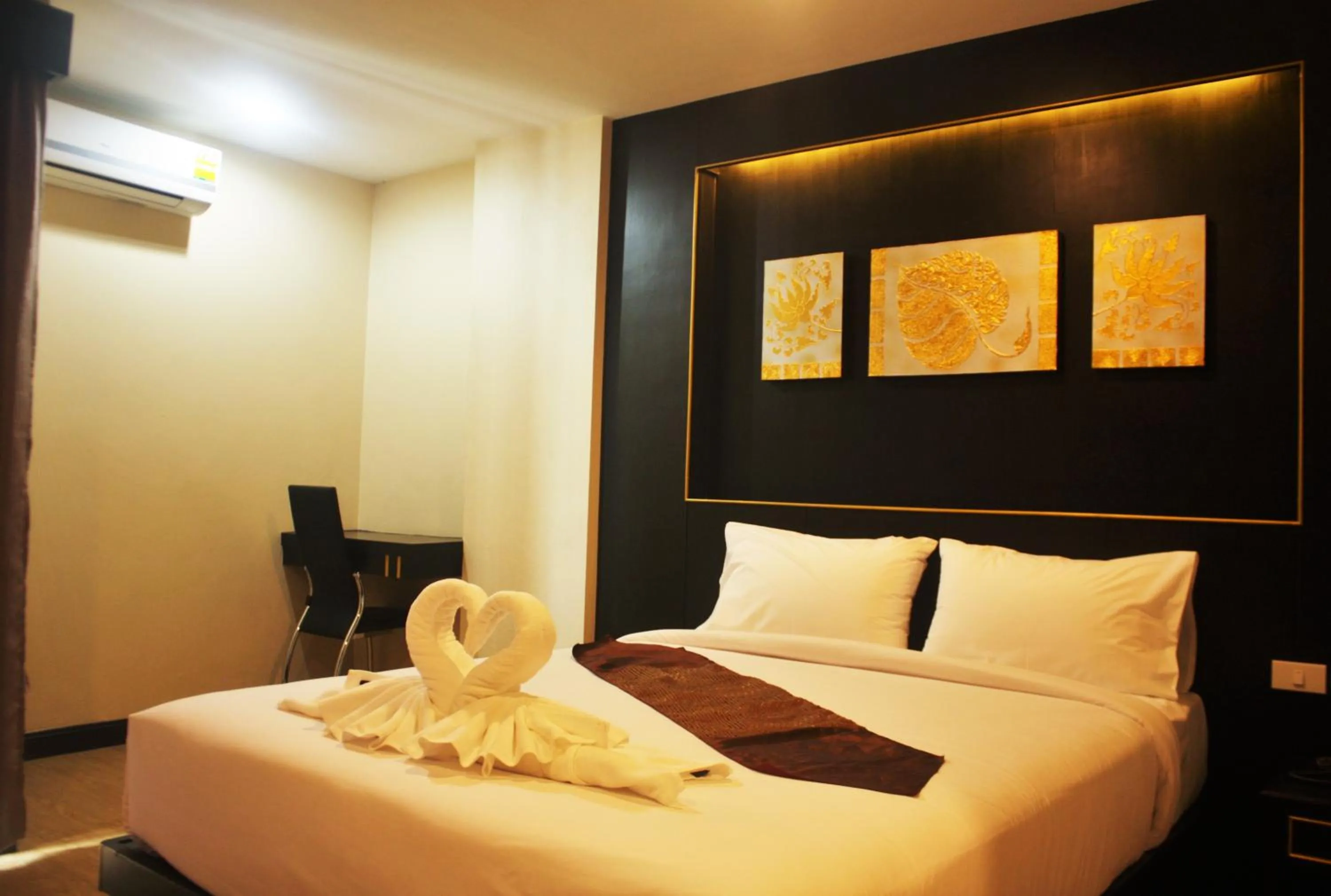 Photo of the whole room, Bed in Metro Hotel & Spa