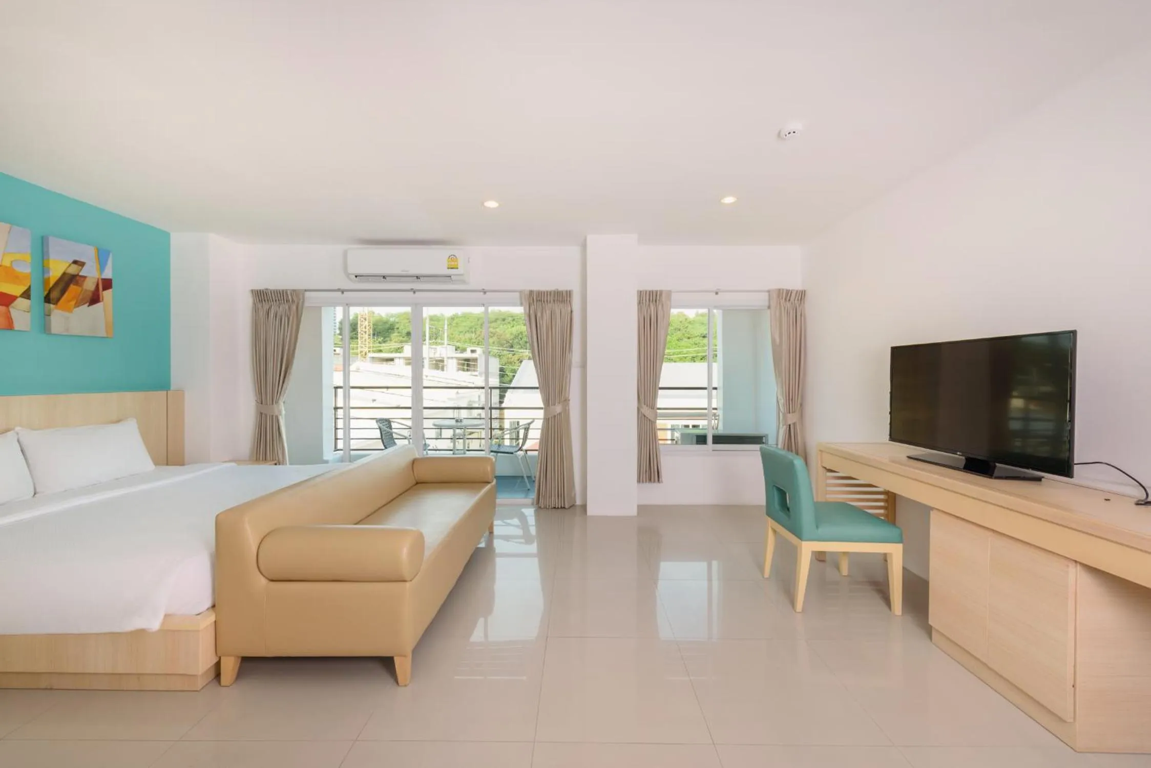 Photo of the whole room, Bed in FX Hotel Pattaya