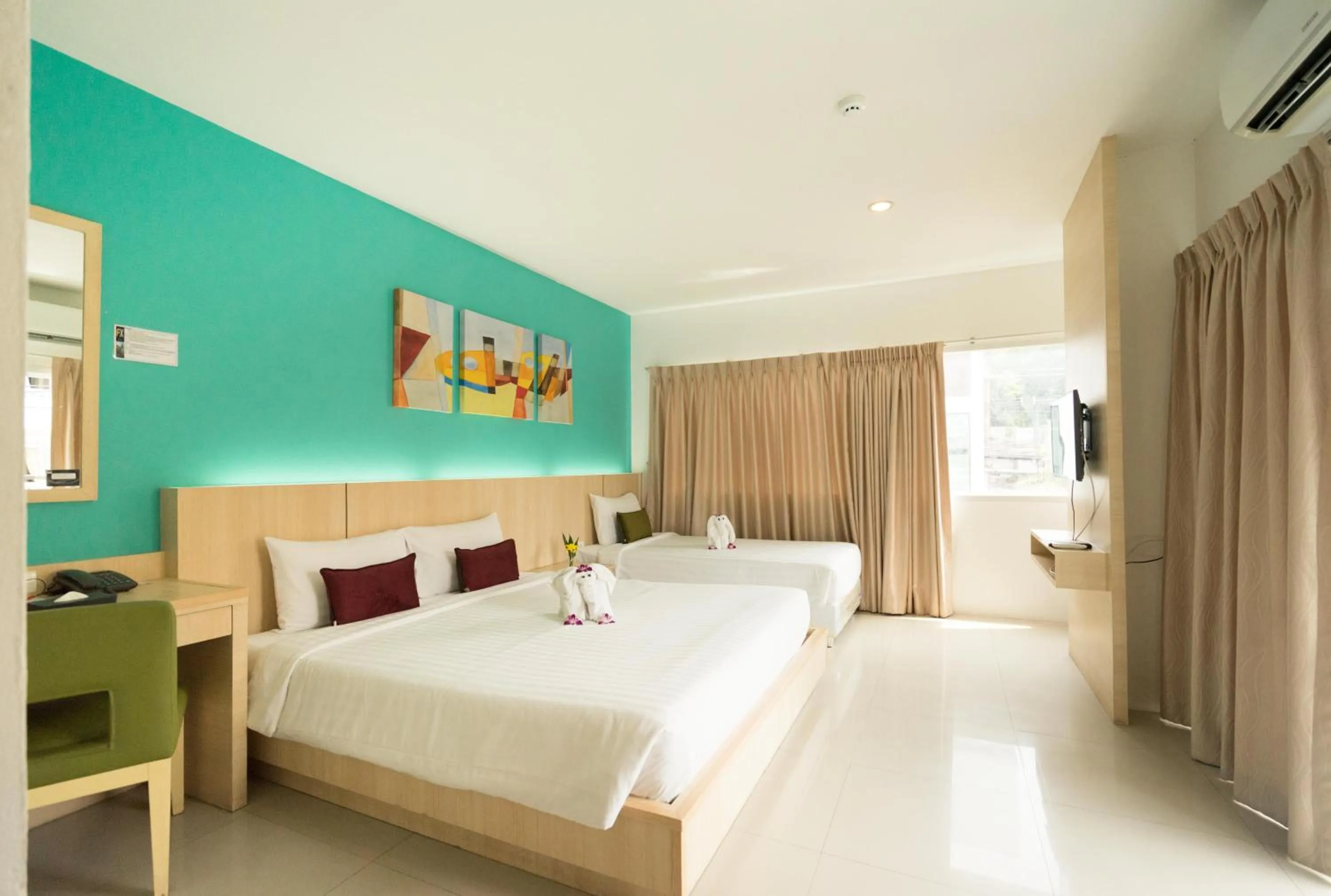Photo of the whole room, Bed in FX Hotel Pattaya