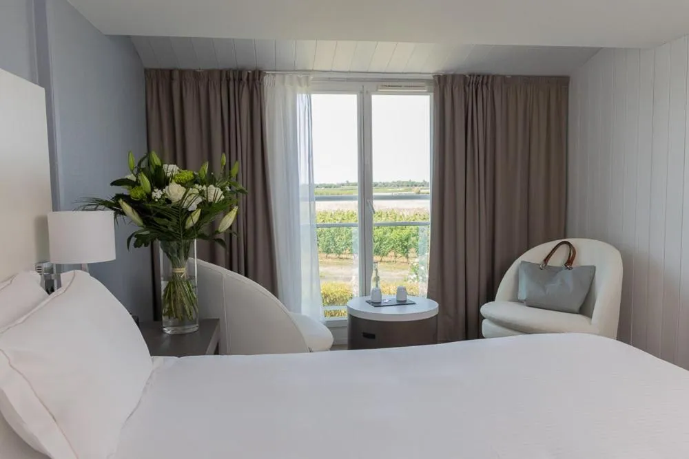 Photo of the whole room, Bed in Hôtel Atalante - Relais Thalasso & Spa