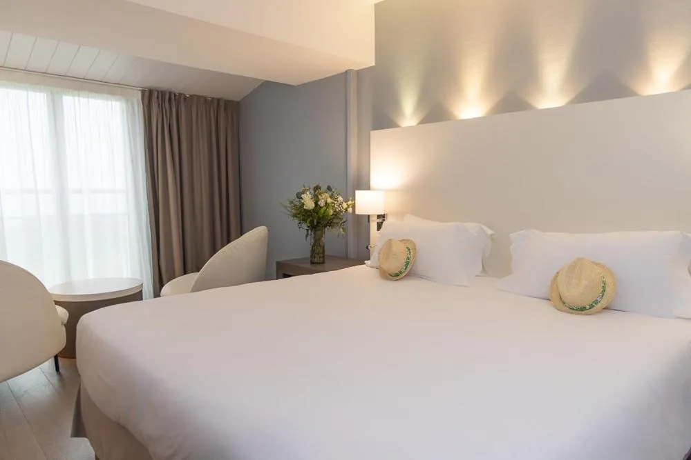 Bed in Hôtel Atalante - Relais Thalasso & Spa