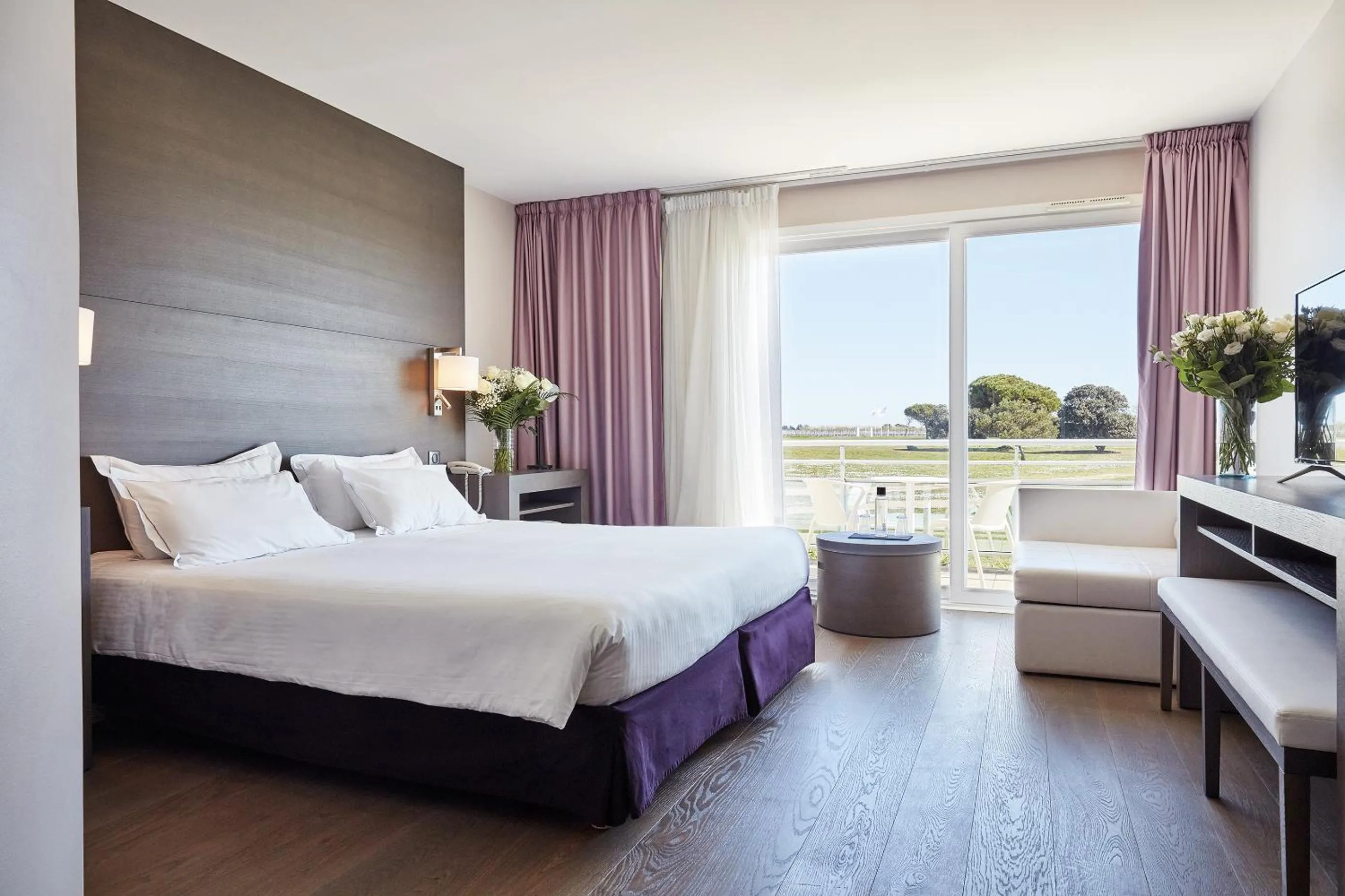 Photo of the whole room, Bed in Hôtel Atalante - Relais Thalasso & Spa