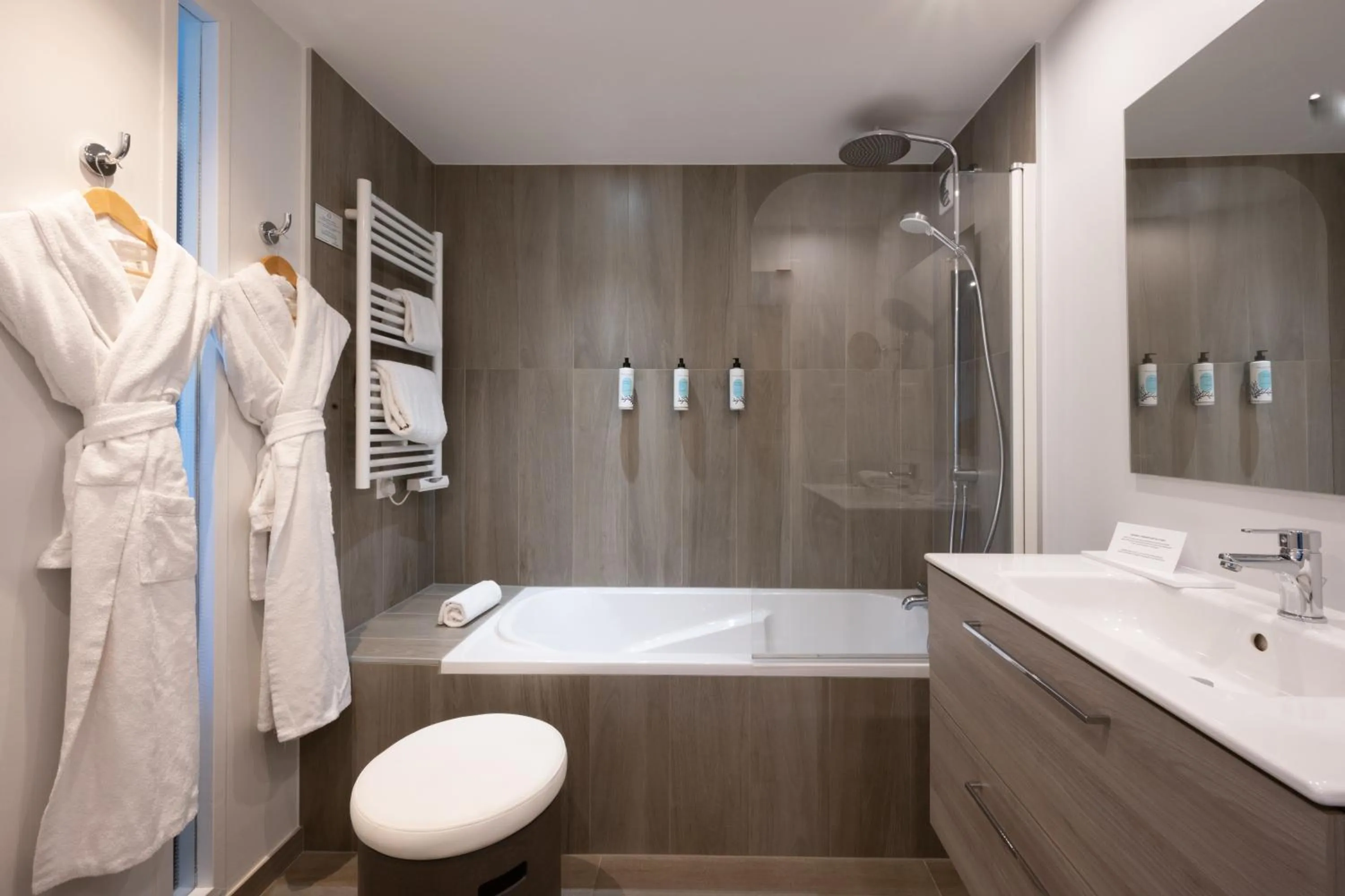 Bathroom in Hôtel Atalante - Relais Thalasso & Spa