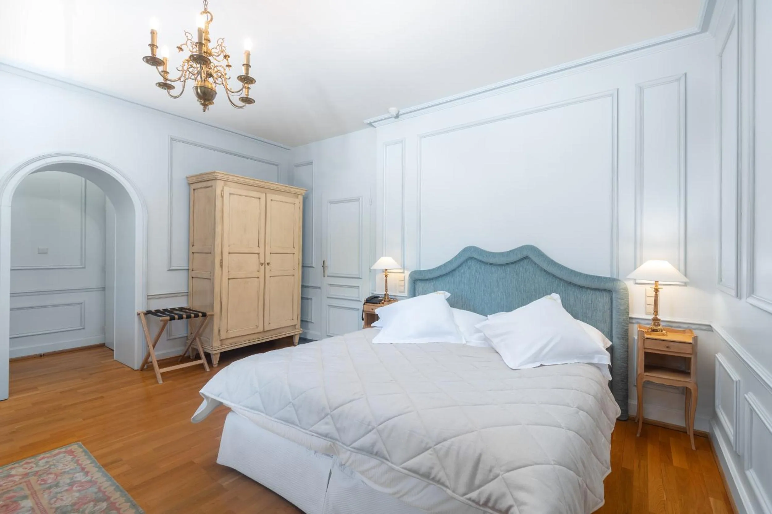 Photo of the whole room, Bed in Le Manoir Au Lac