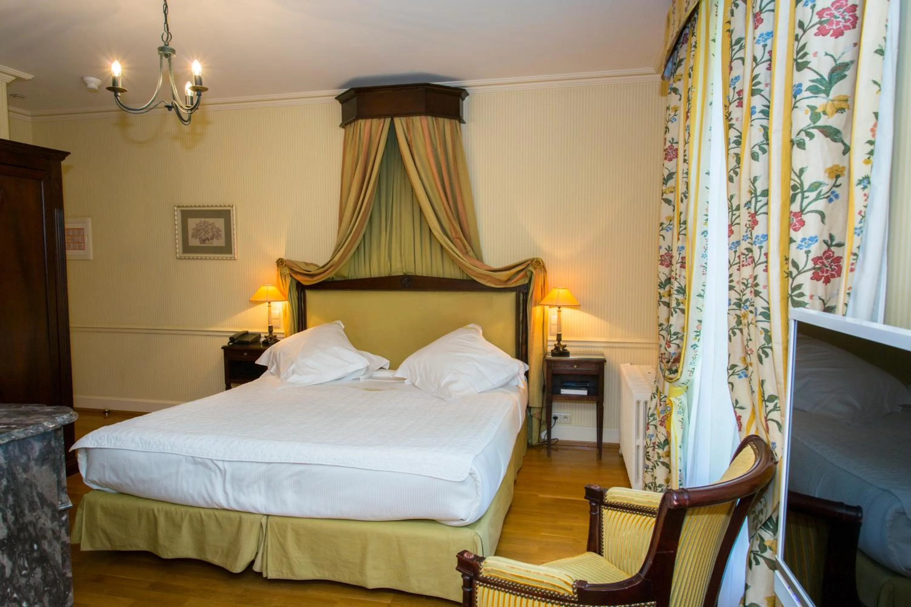 Bedroom, Bed in Le Manoir Au Lac