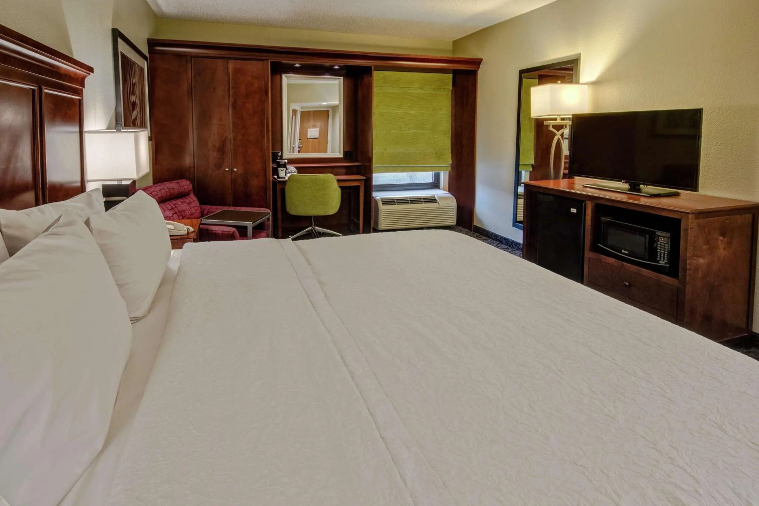 Bedroom, Bed in Hampton Inn Charlotte/Matthews