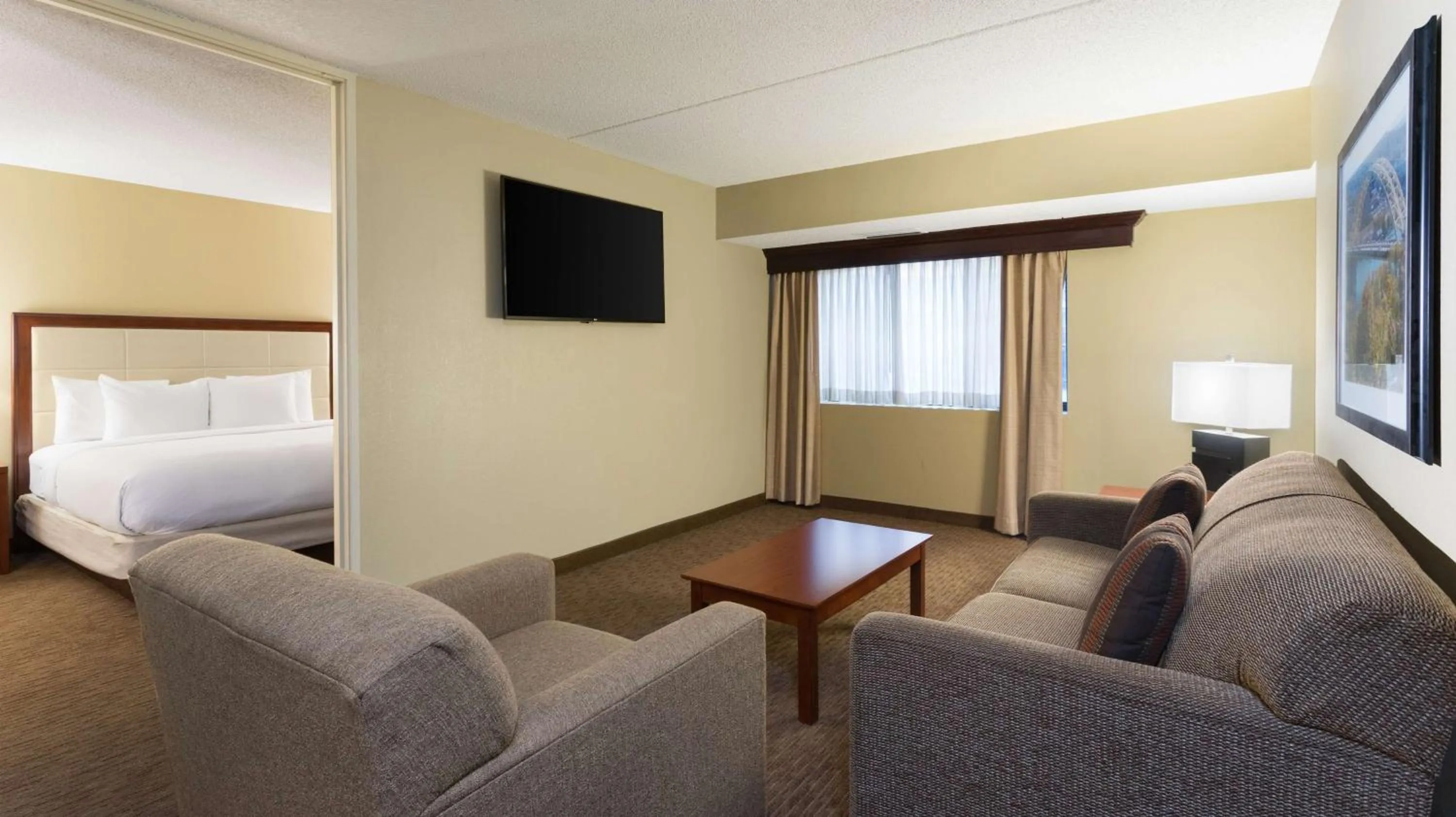 Bedroom, Bed in DoubleTree Suites by Hilton Hotel Cincinnati - Blue Ash