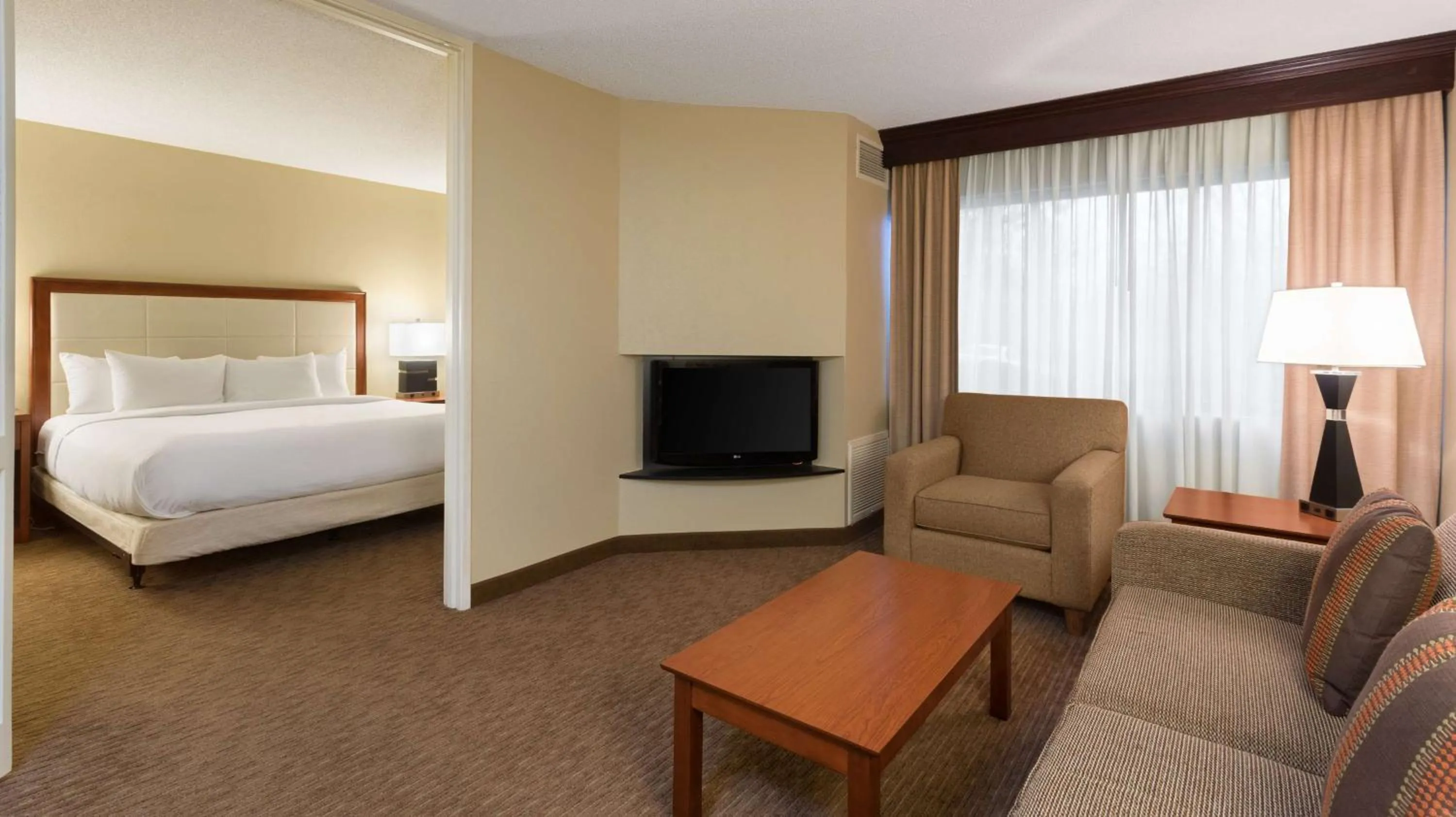 Bedroom, Bed in DoubleTree Suites by Hilton Hotel Cincinnati - Blue Ash