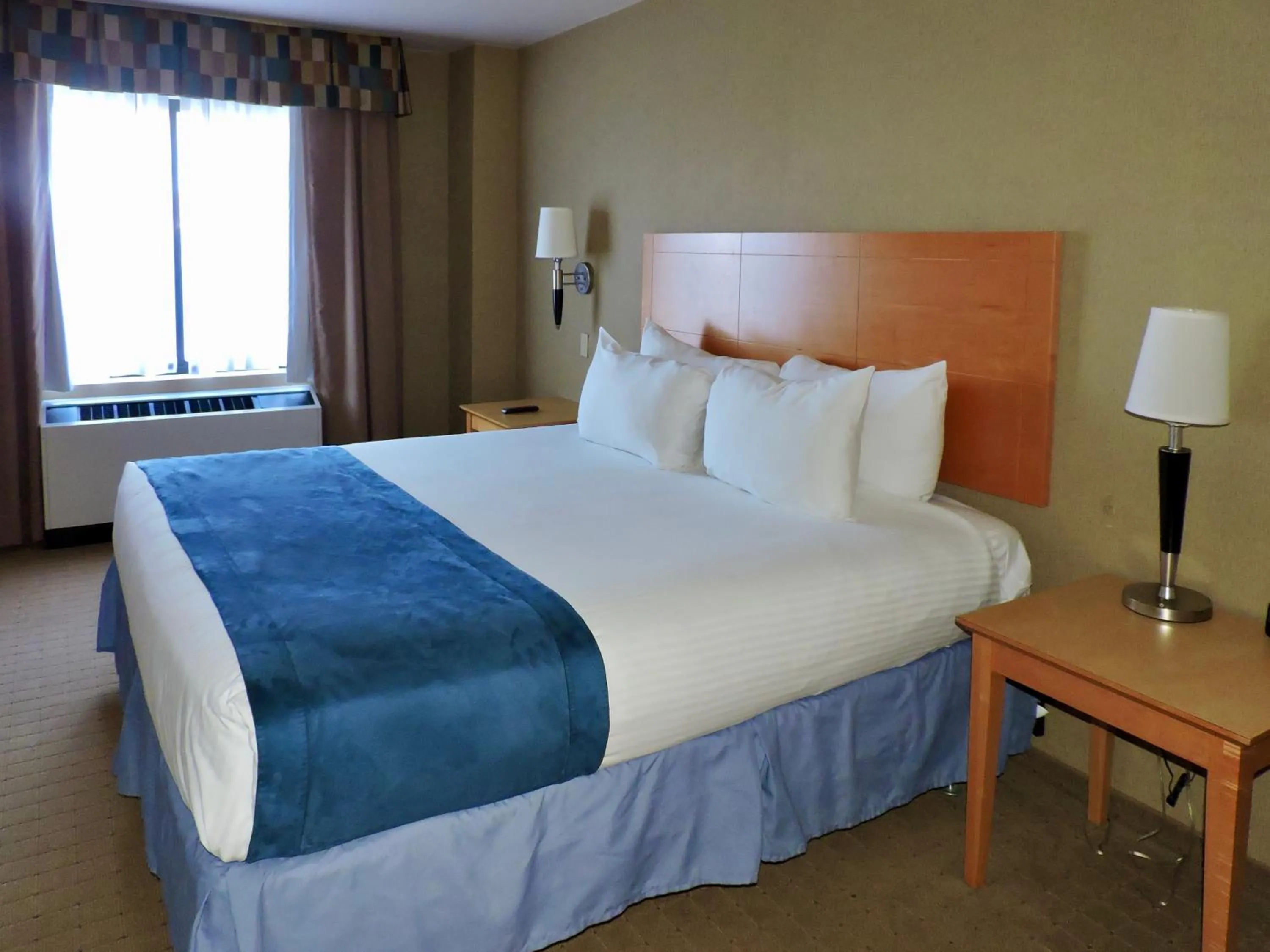 Bed in Marco LaGuardia Hotel & Suites