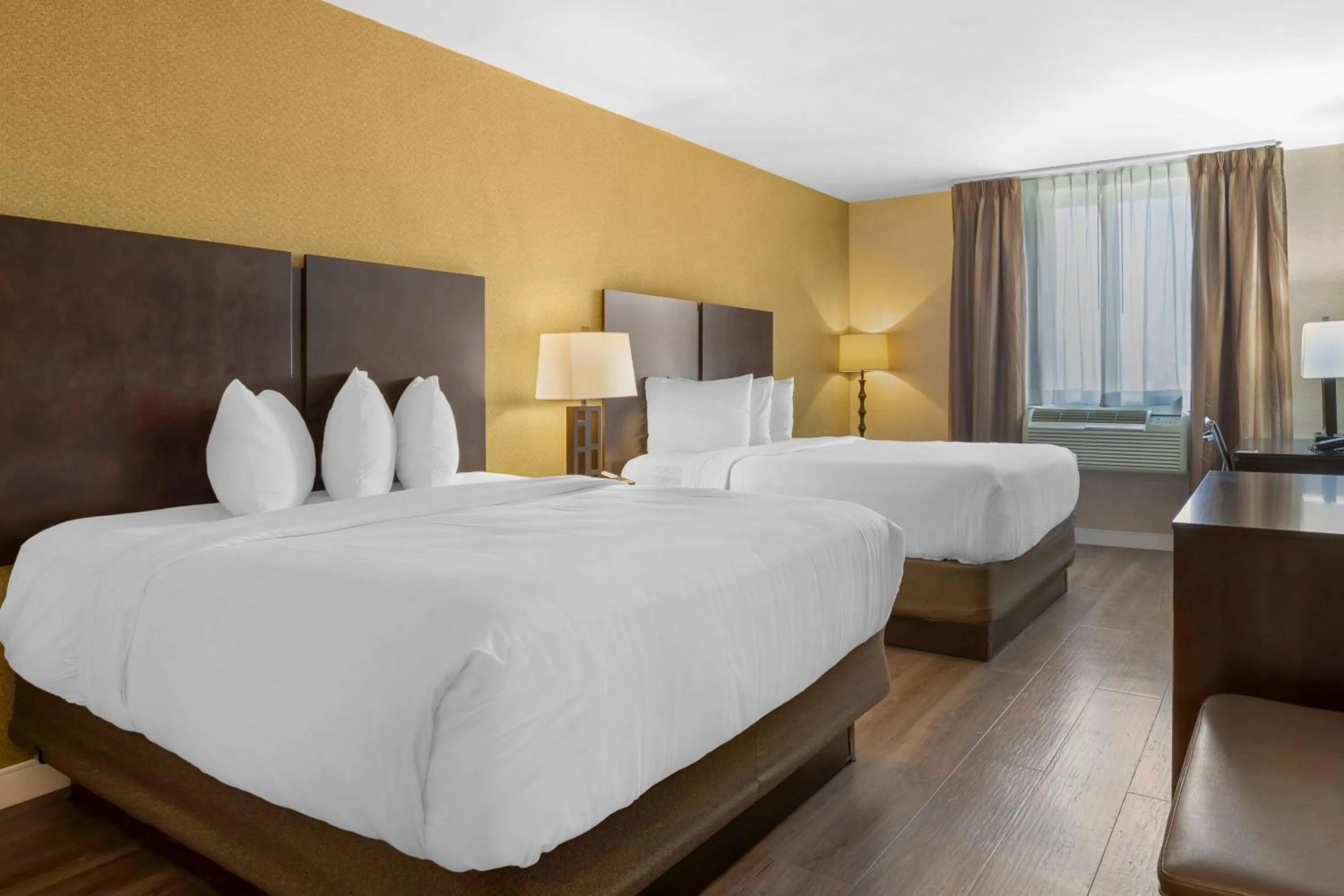 Bedroom in Best Western Plus Plaza Hotel