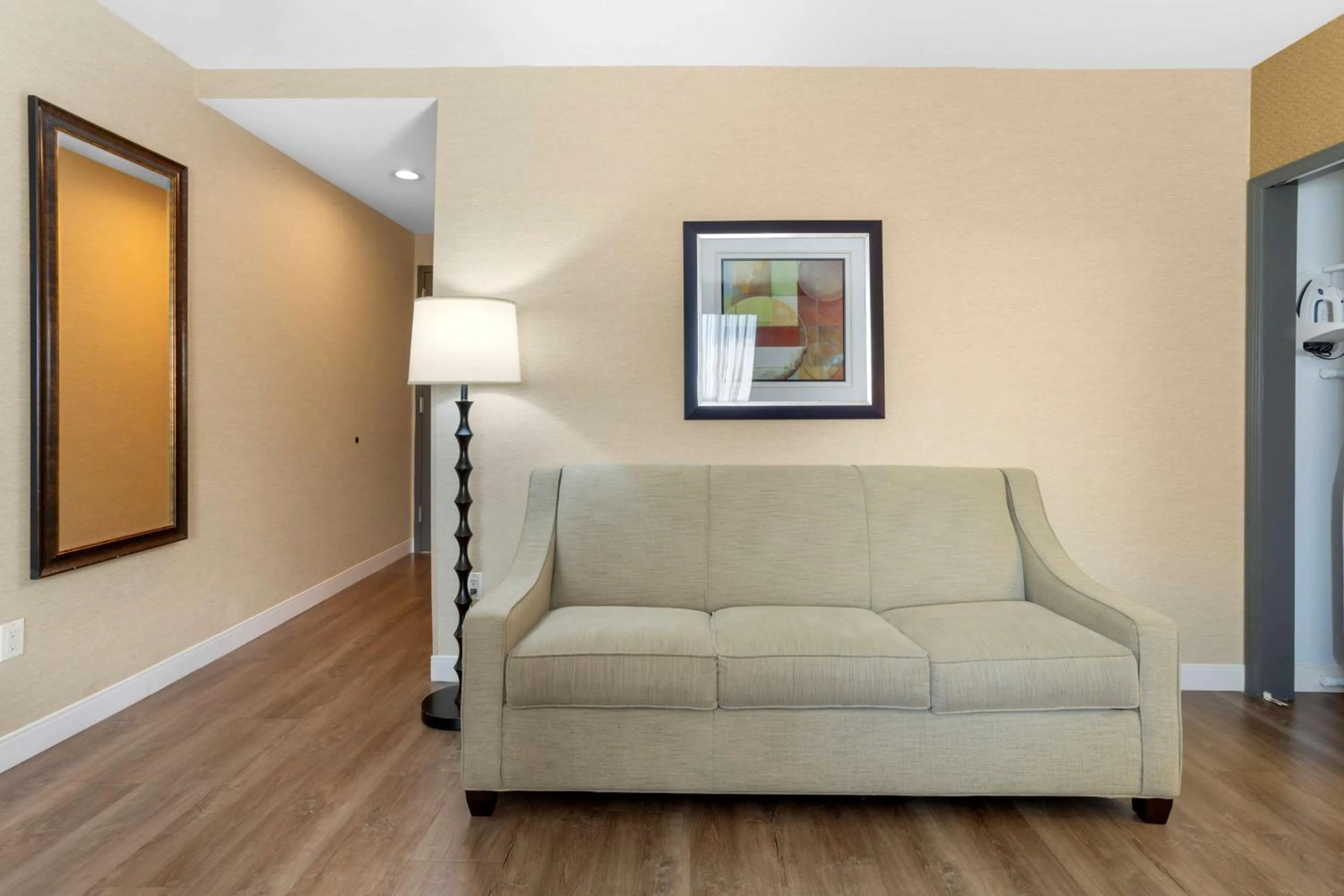 Bedroom in Best Western Plus Plaza Hotel