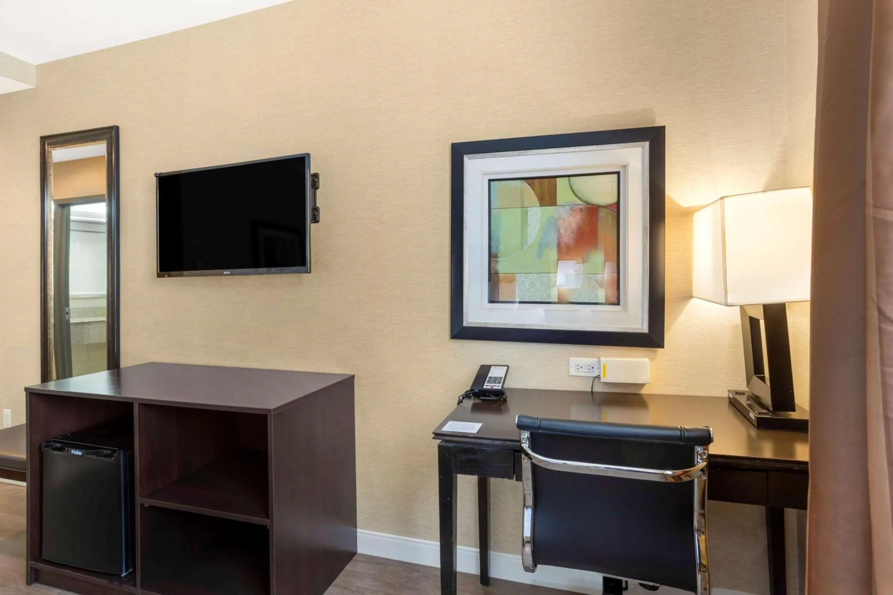 Bedroom in Best Western Plus Plaza Hotel