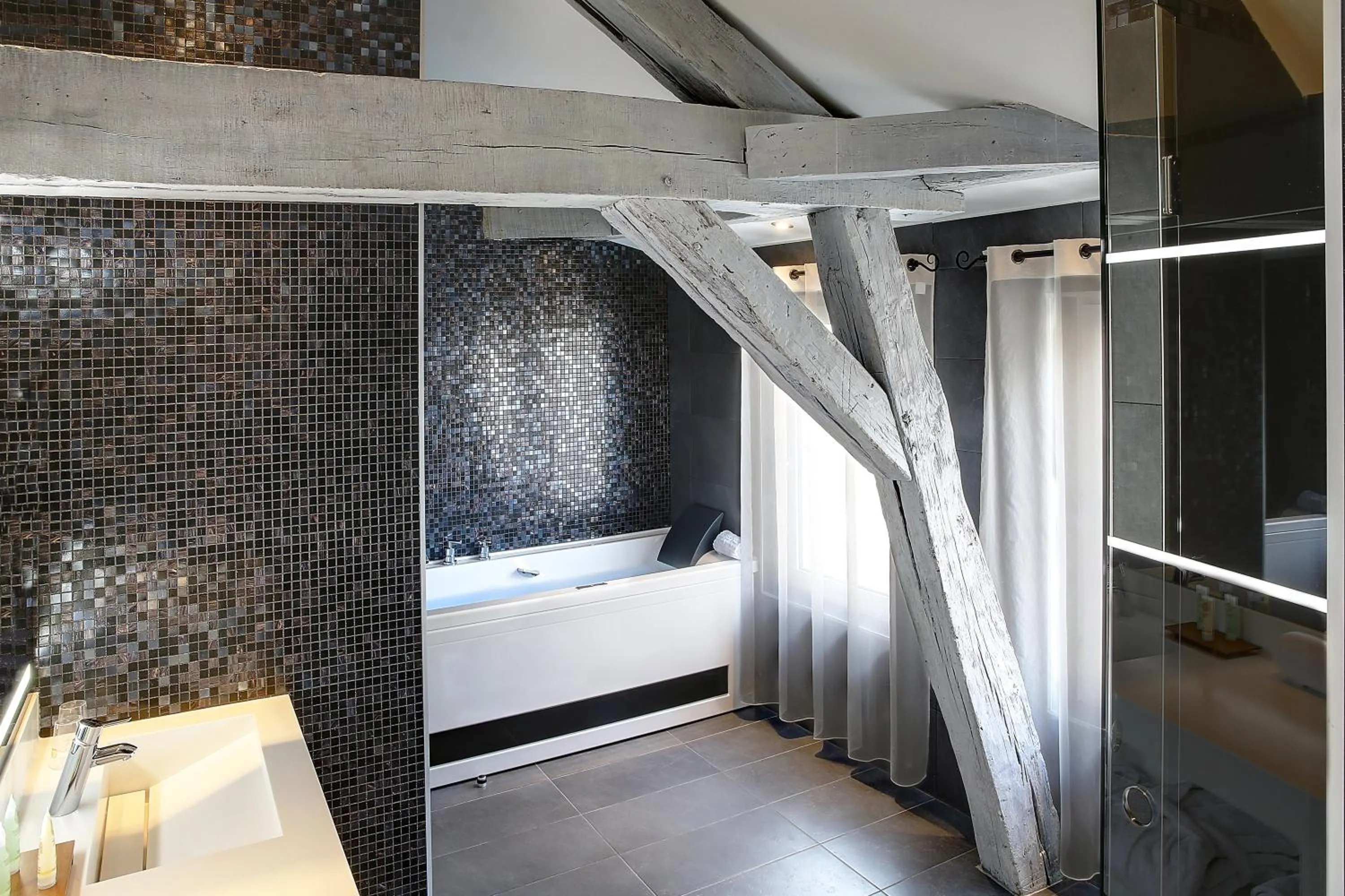 Bathroom, Bed in Best Western Premier de La Poste & Spa