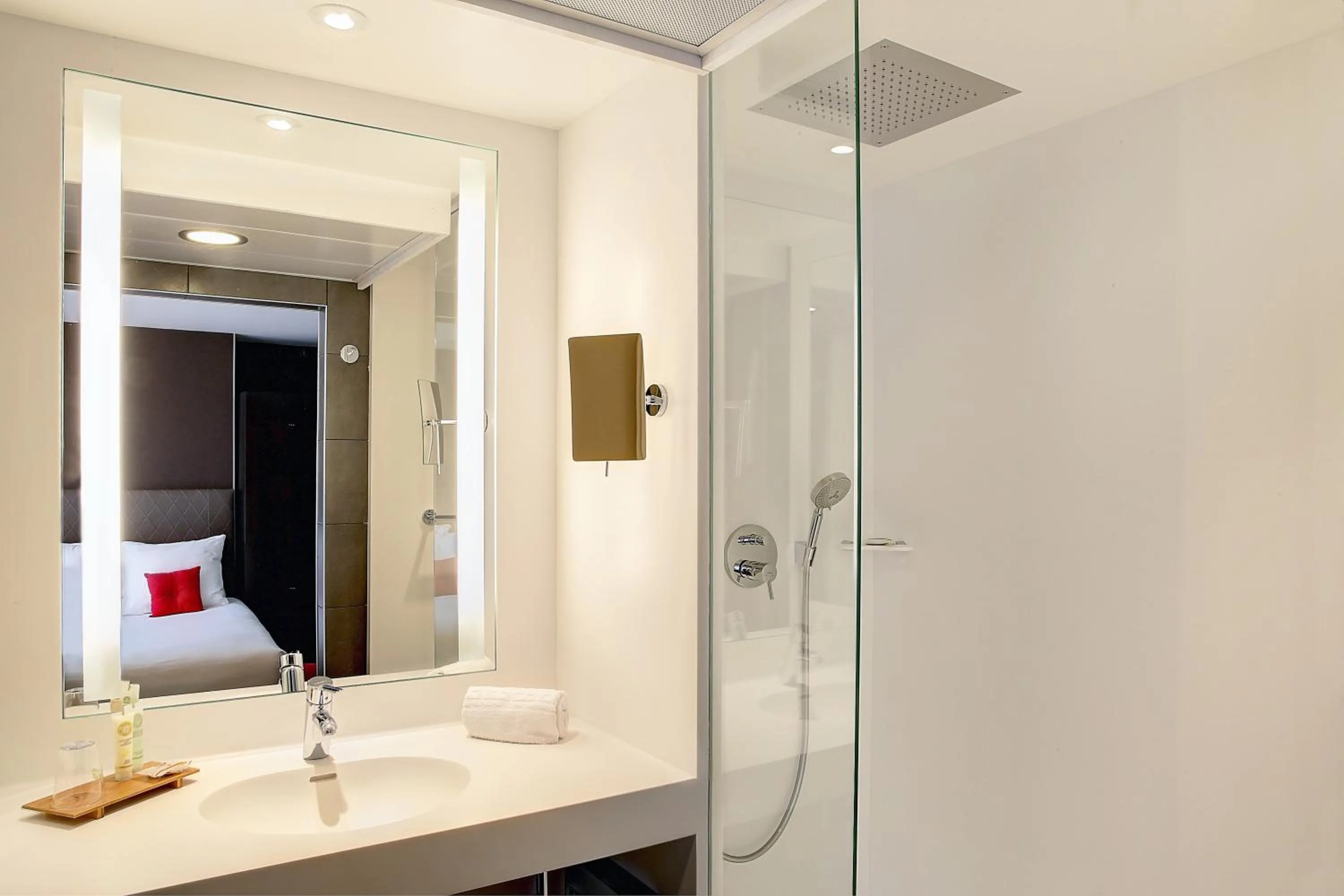 Shower in Best Western Premier de La Poste & Spa