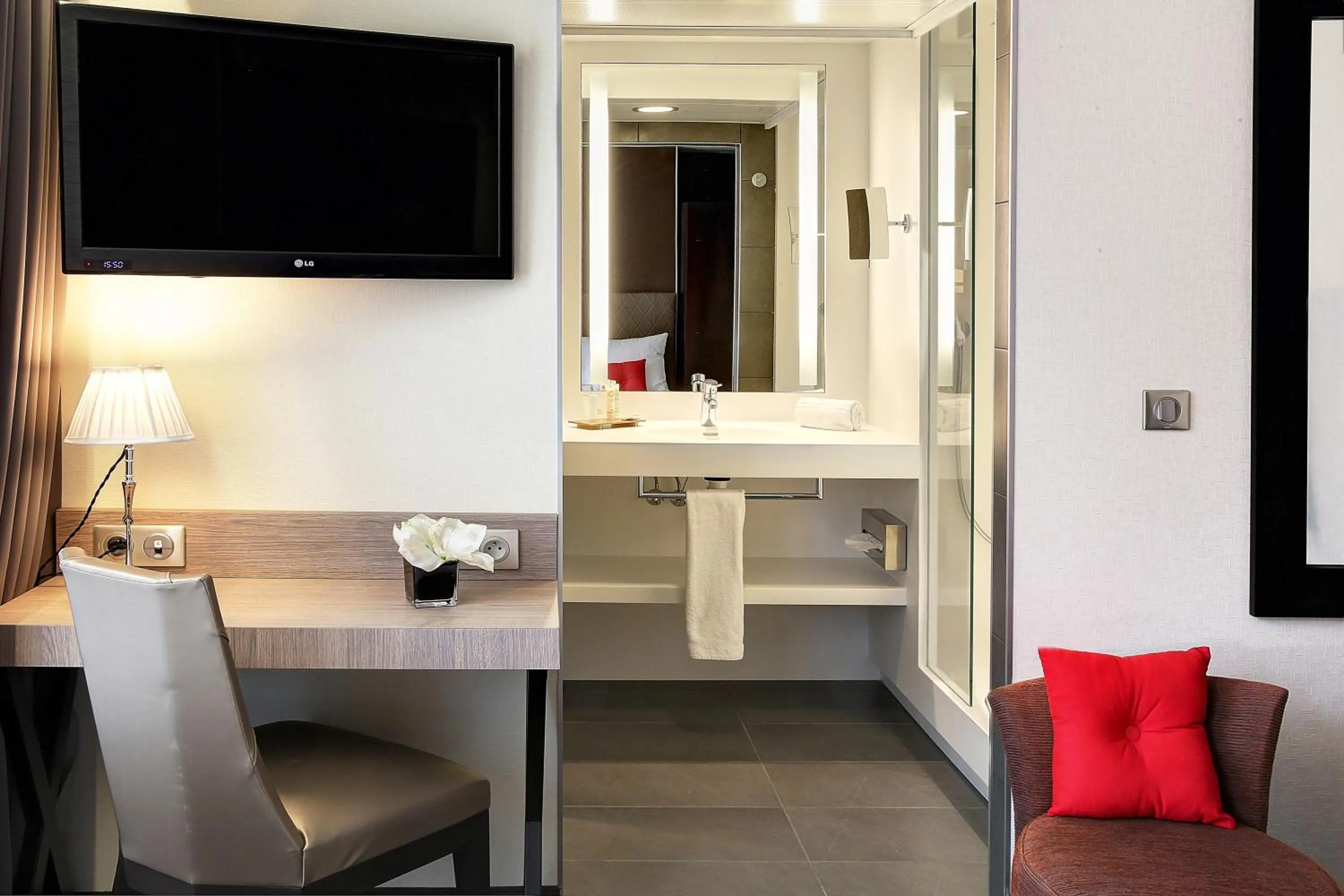 Bathroom in Best Western Premier de La Poste & Spa