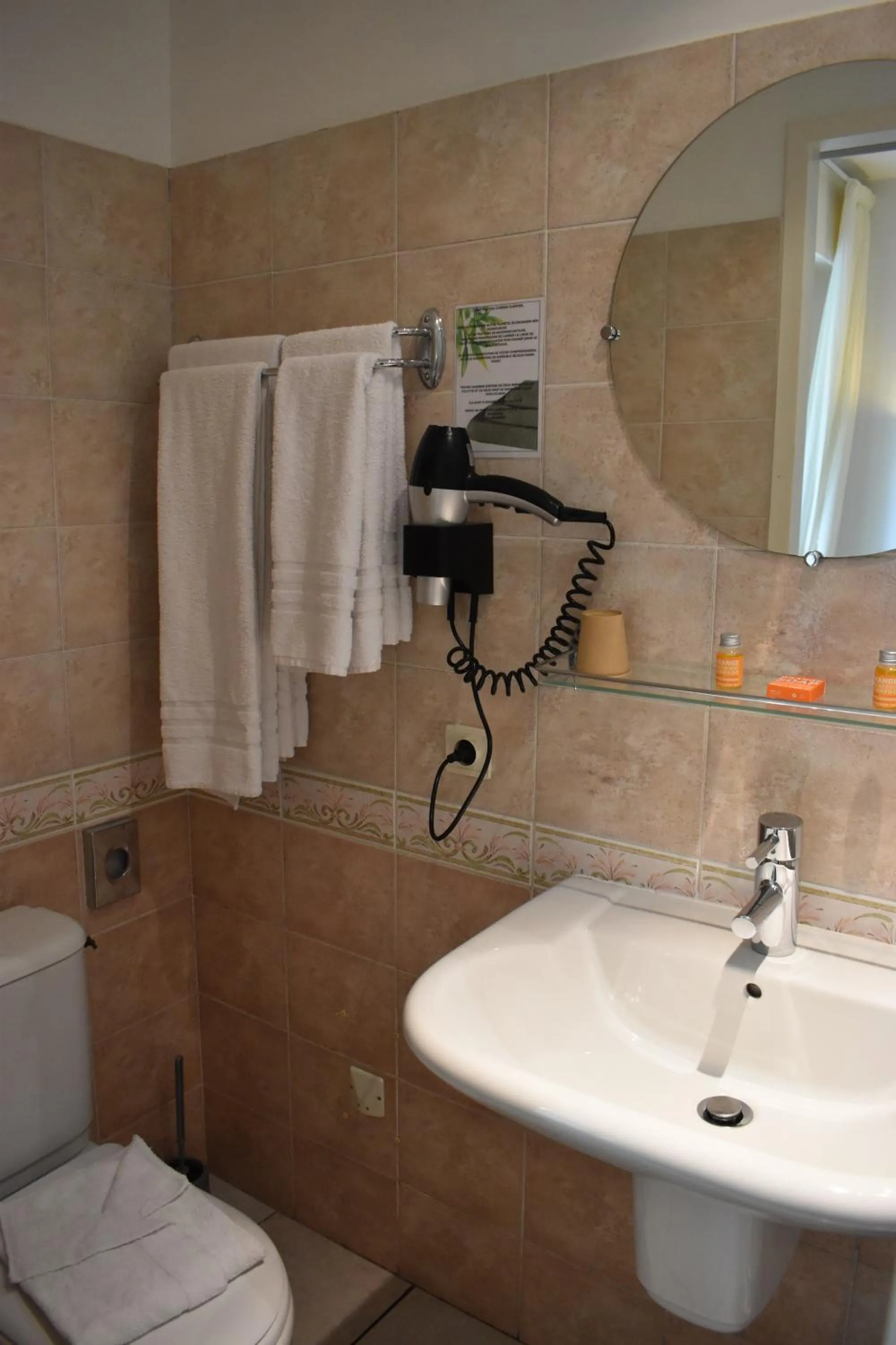 Toilet in Hôtel Orange Marine