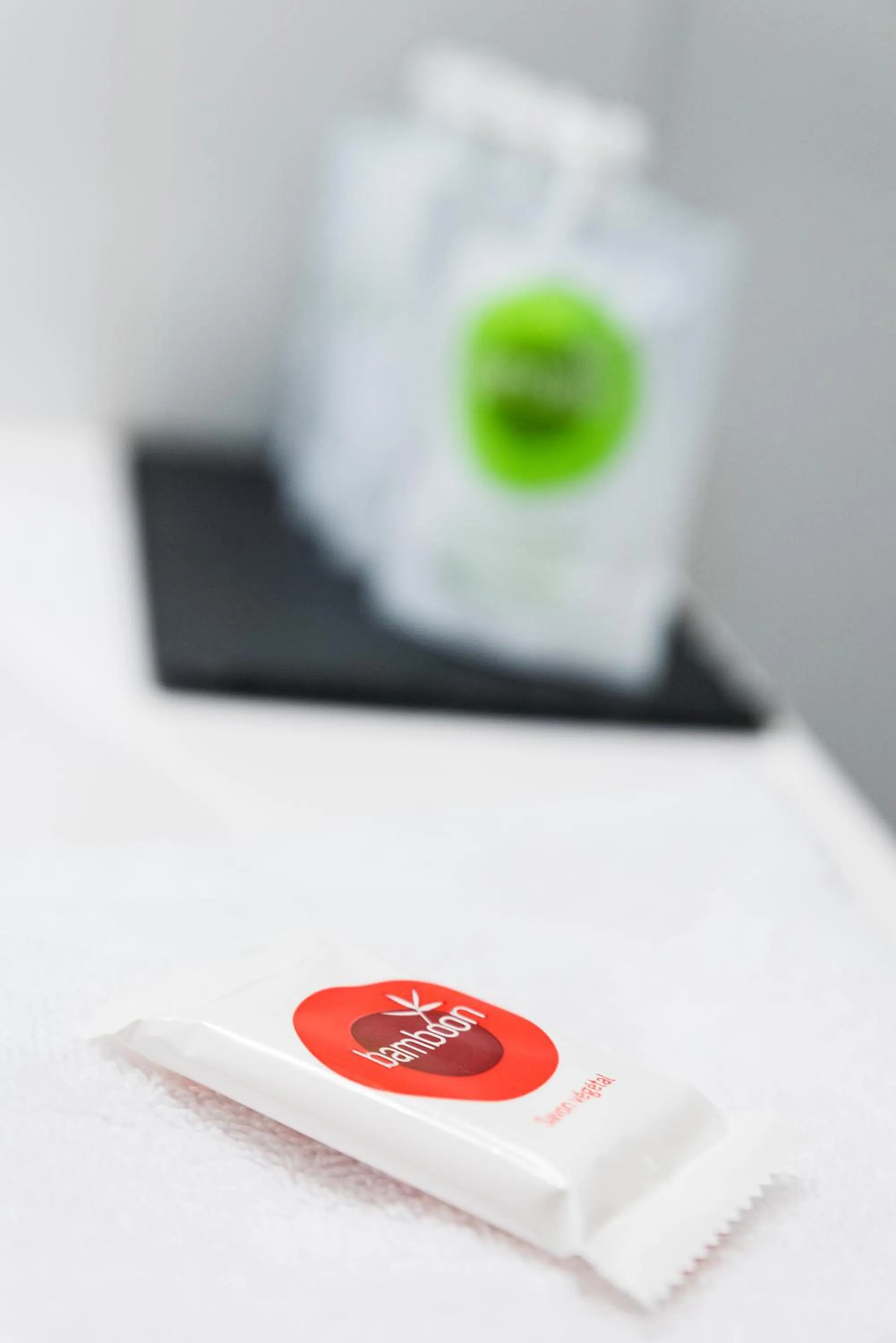 Bathroom, Bed in Ténéo Apparthotel Talence - Arthena