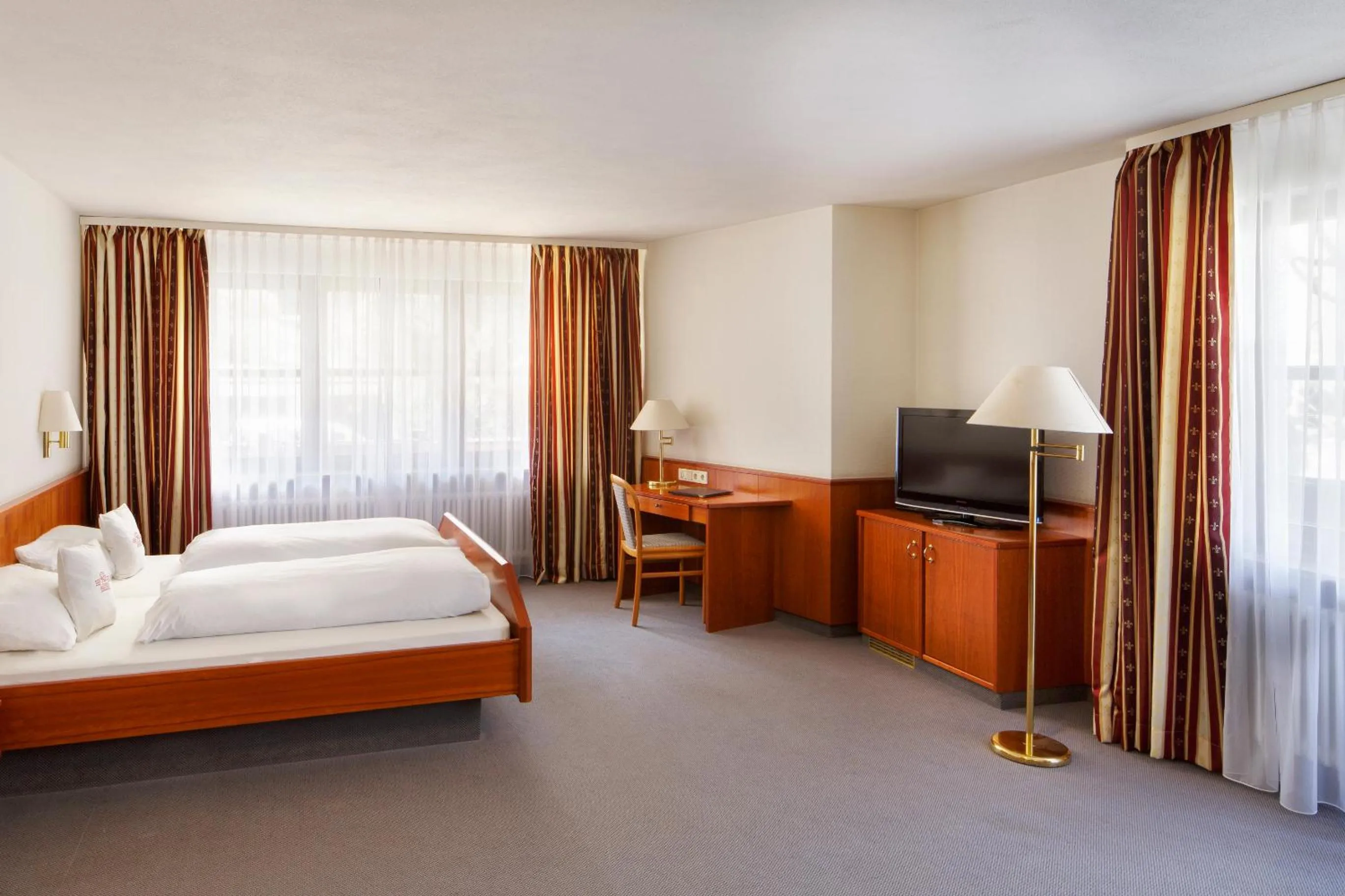 Photo of the whole room, Bed in Hotel Schwärs Löwen Freiburg