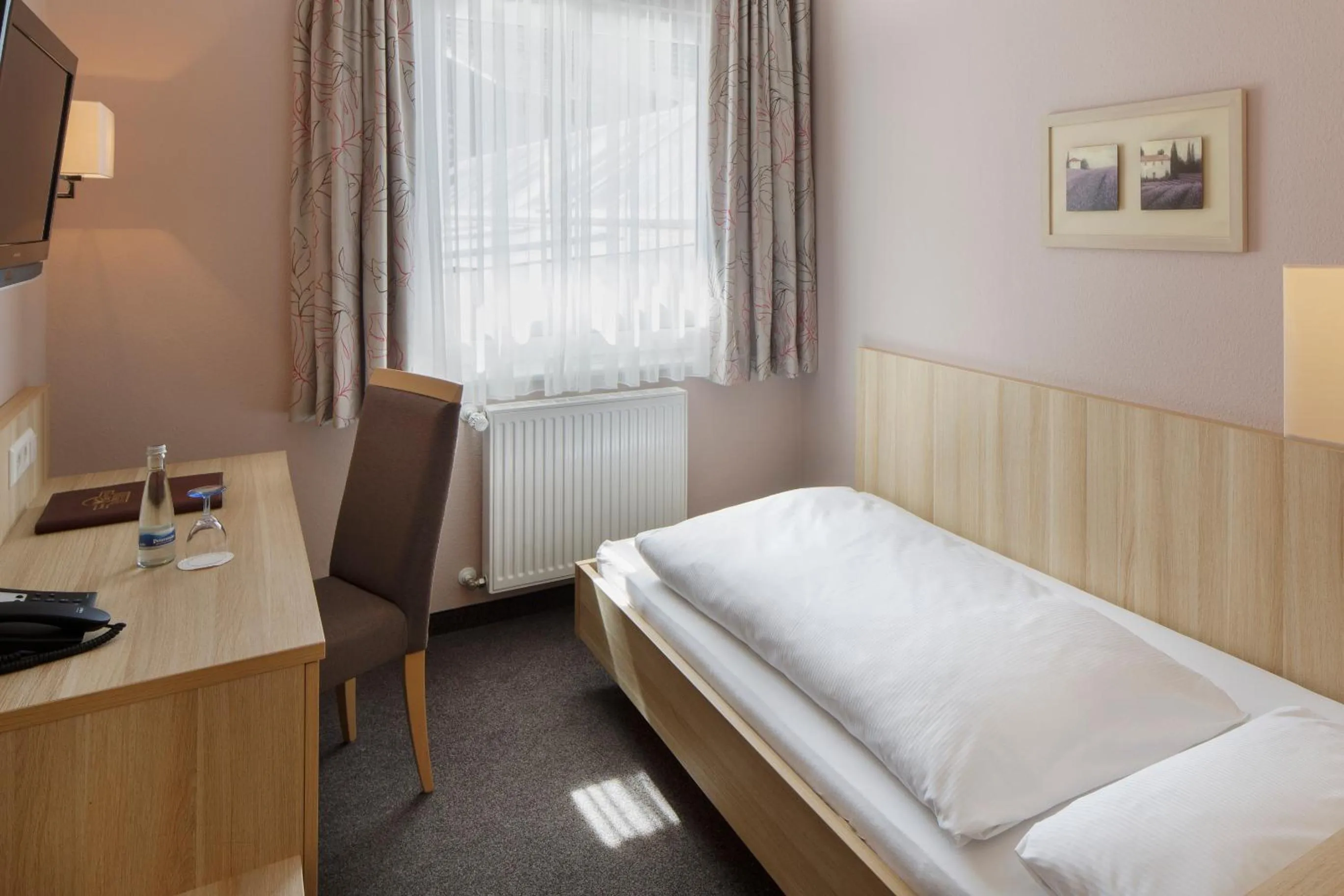 Photo of the whole room, Bed in Hotel Schwärs Löwen Freiburg