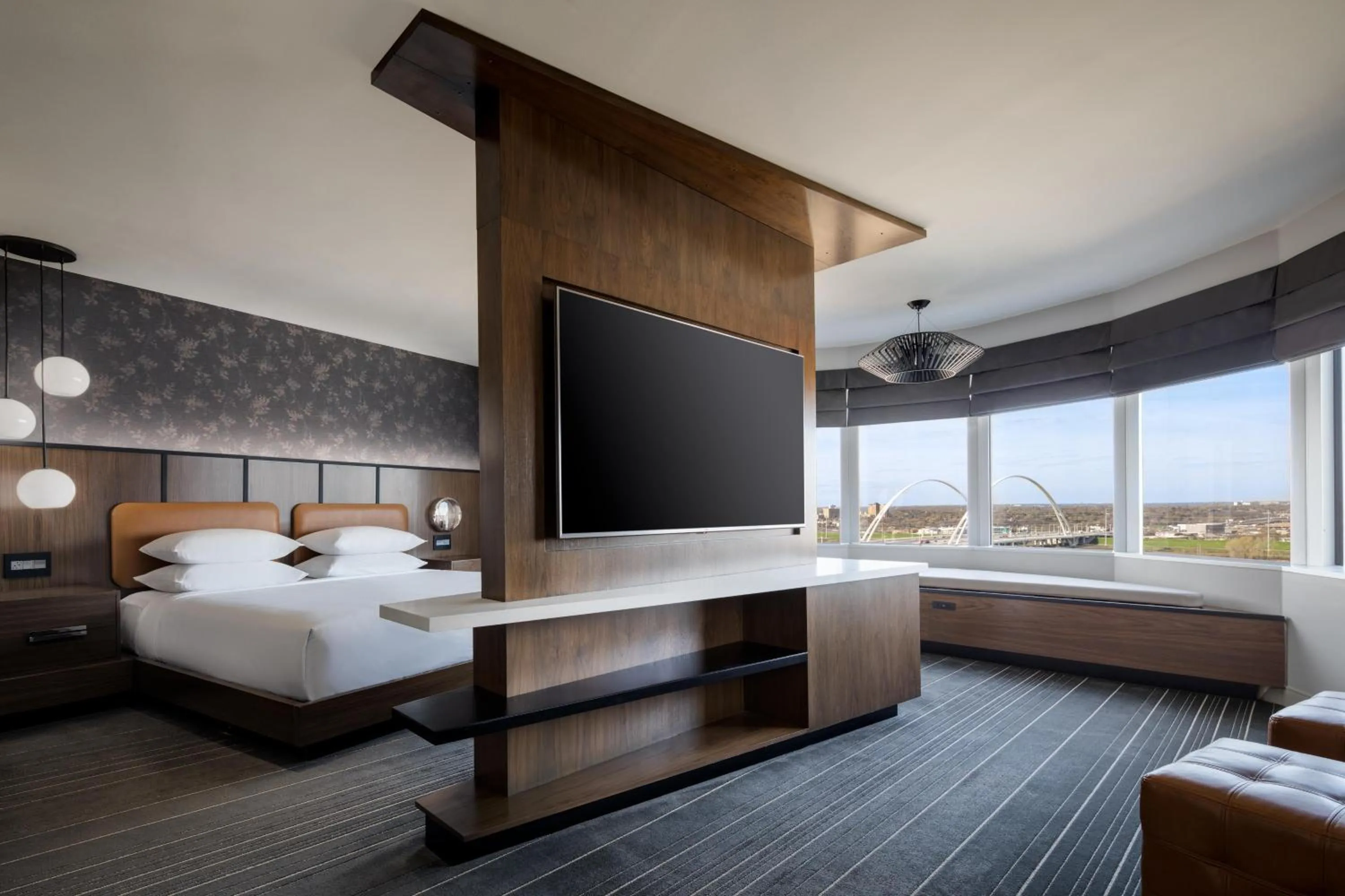 Photo of the whole room, Bed in Hyatt Regency Dallas