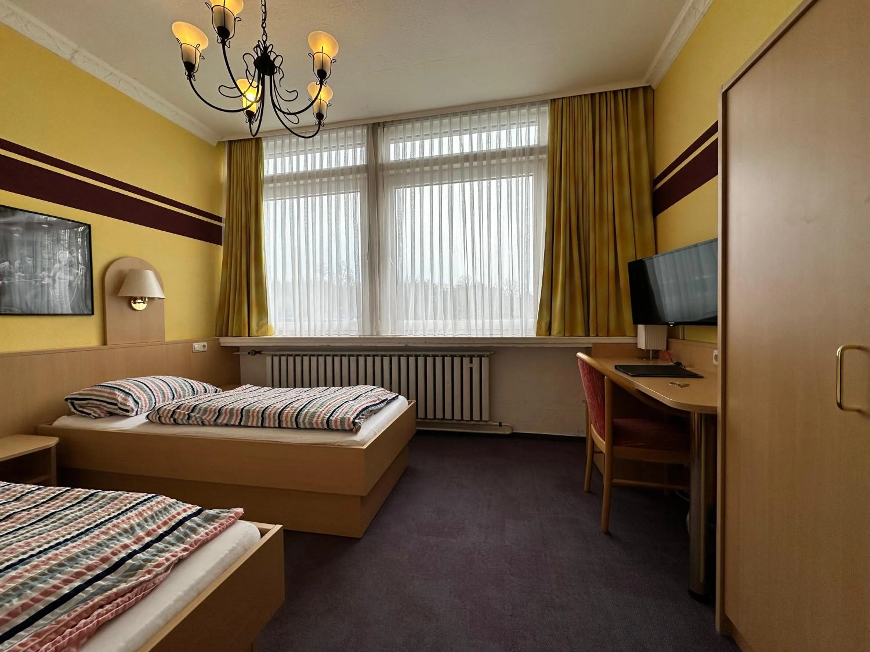 Bed in Zeitwohnen Wolfsburg, ehemals Hotel am Klieversberg ein Unternehmen der Micha'S Hotelbetriebe