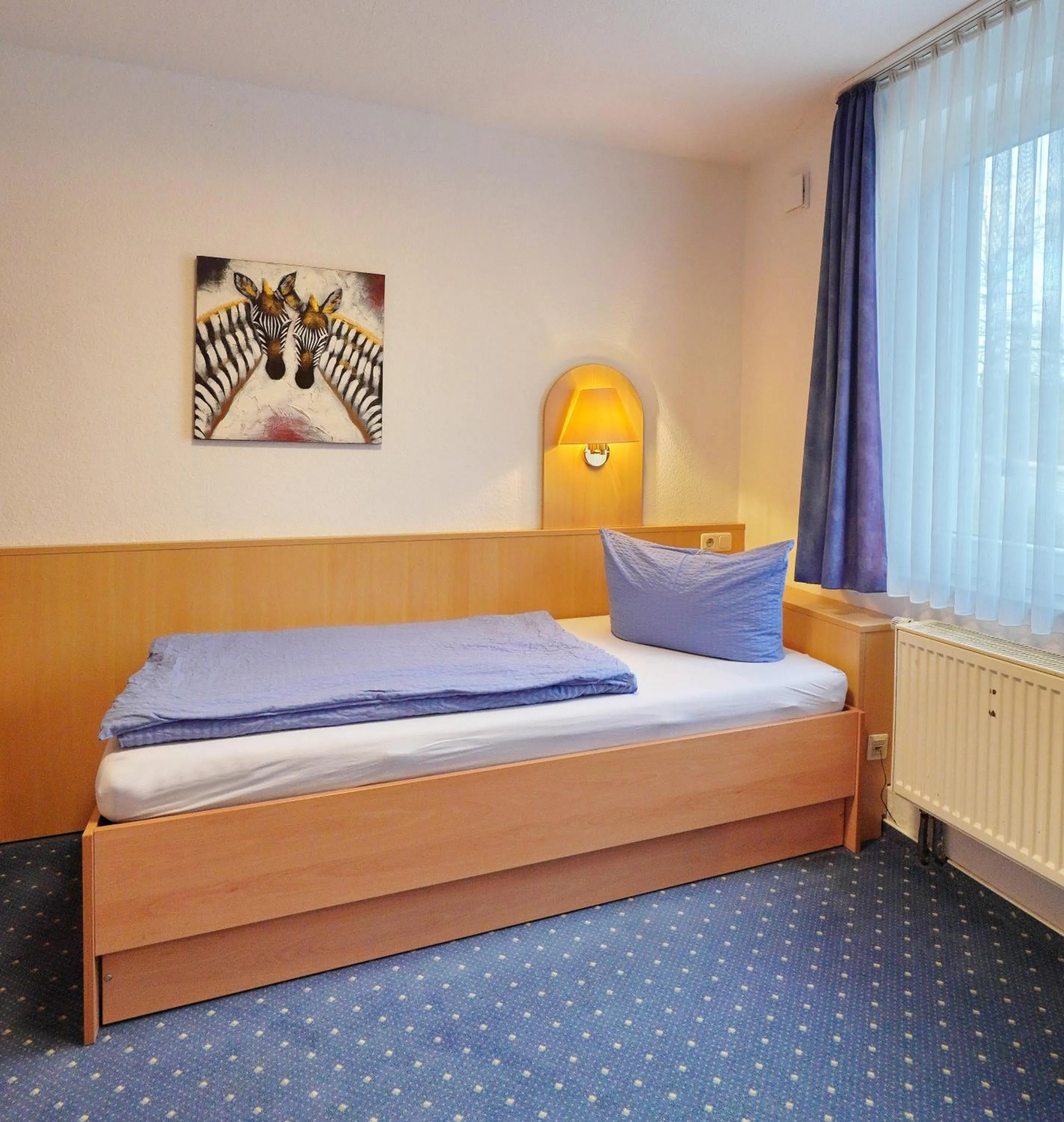 Bed in Zeitwohnen Wolfsburg, ehemals Hotel am Klieversberg ein Unternehmen der Micha'S Hotelbetriebe