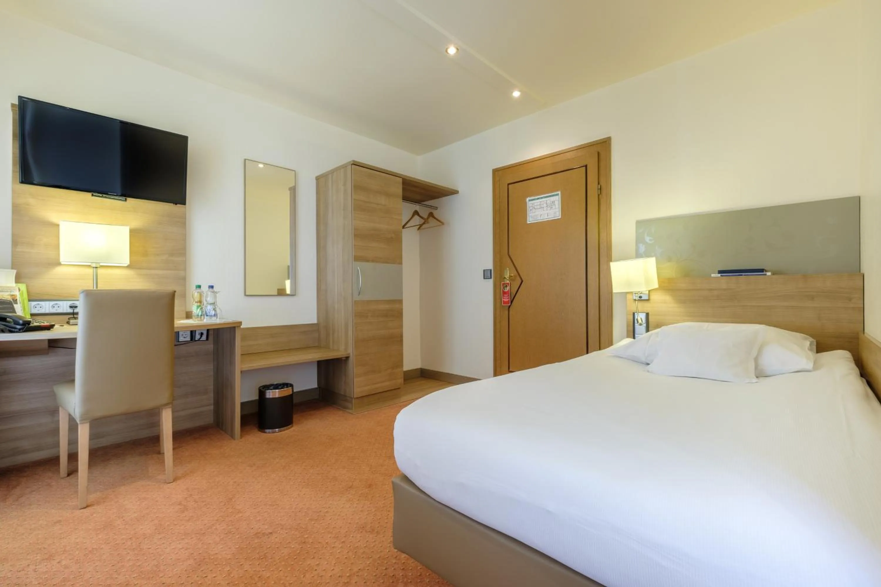 Photo of the whole room, Bed in Hotel Hohenstaufen