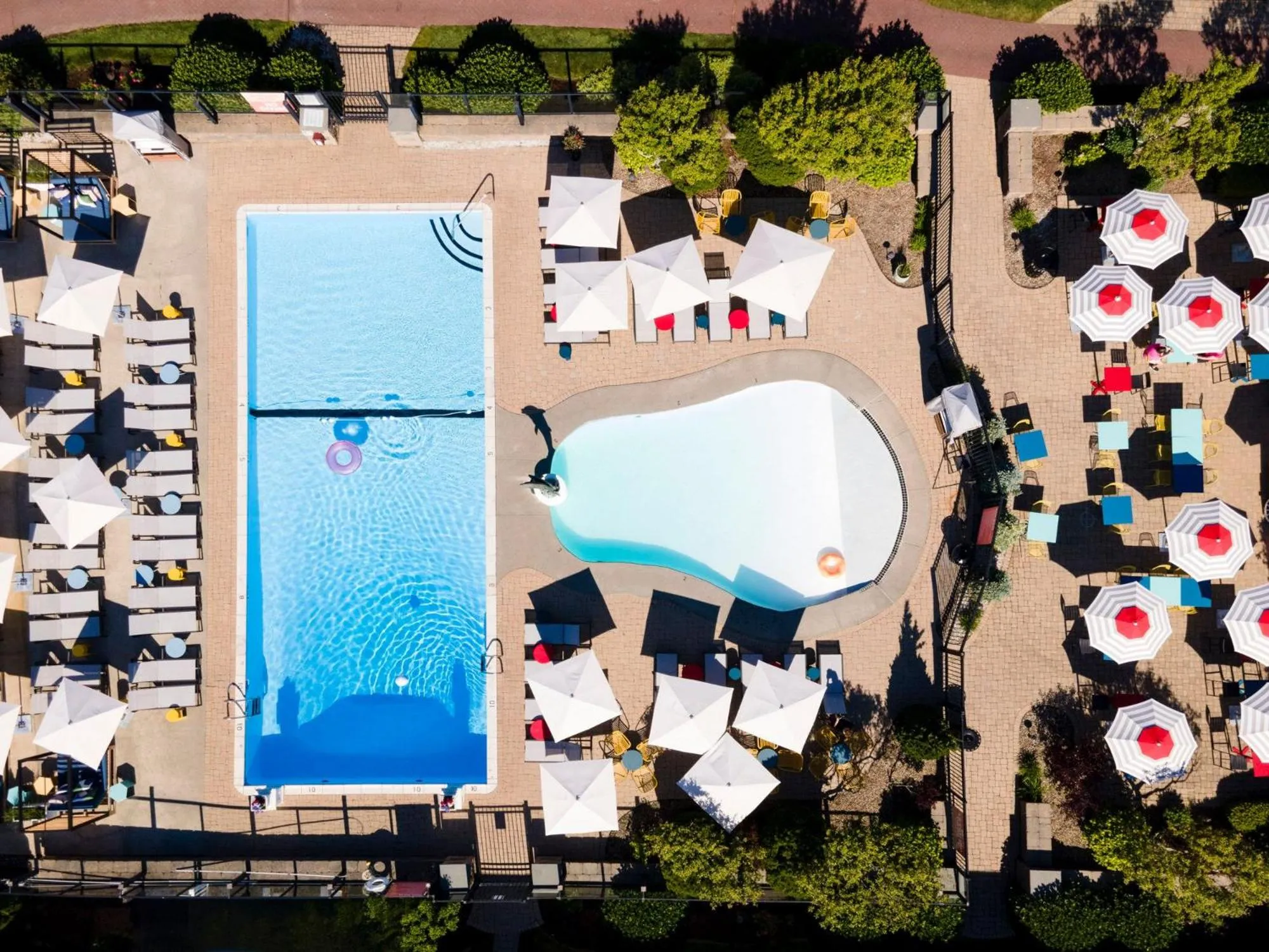 Swimming pool in Red Jacket Beach Resort