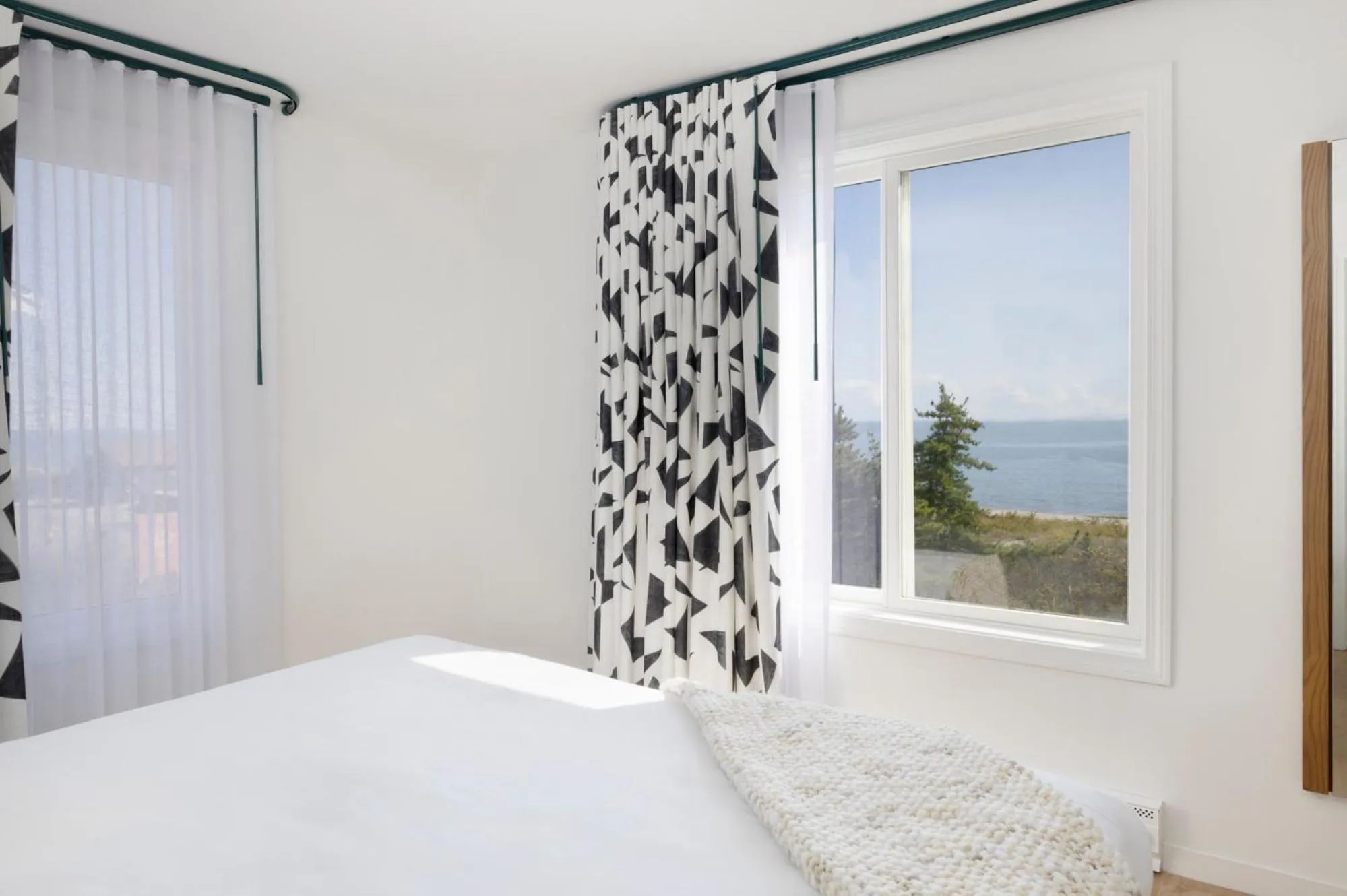 Bedroom, Bed in Red Jacket Beach Resort