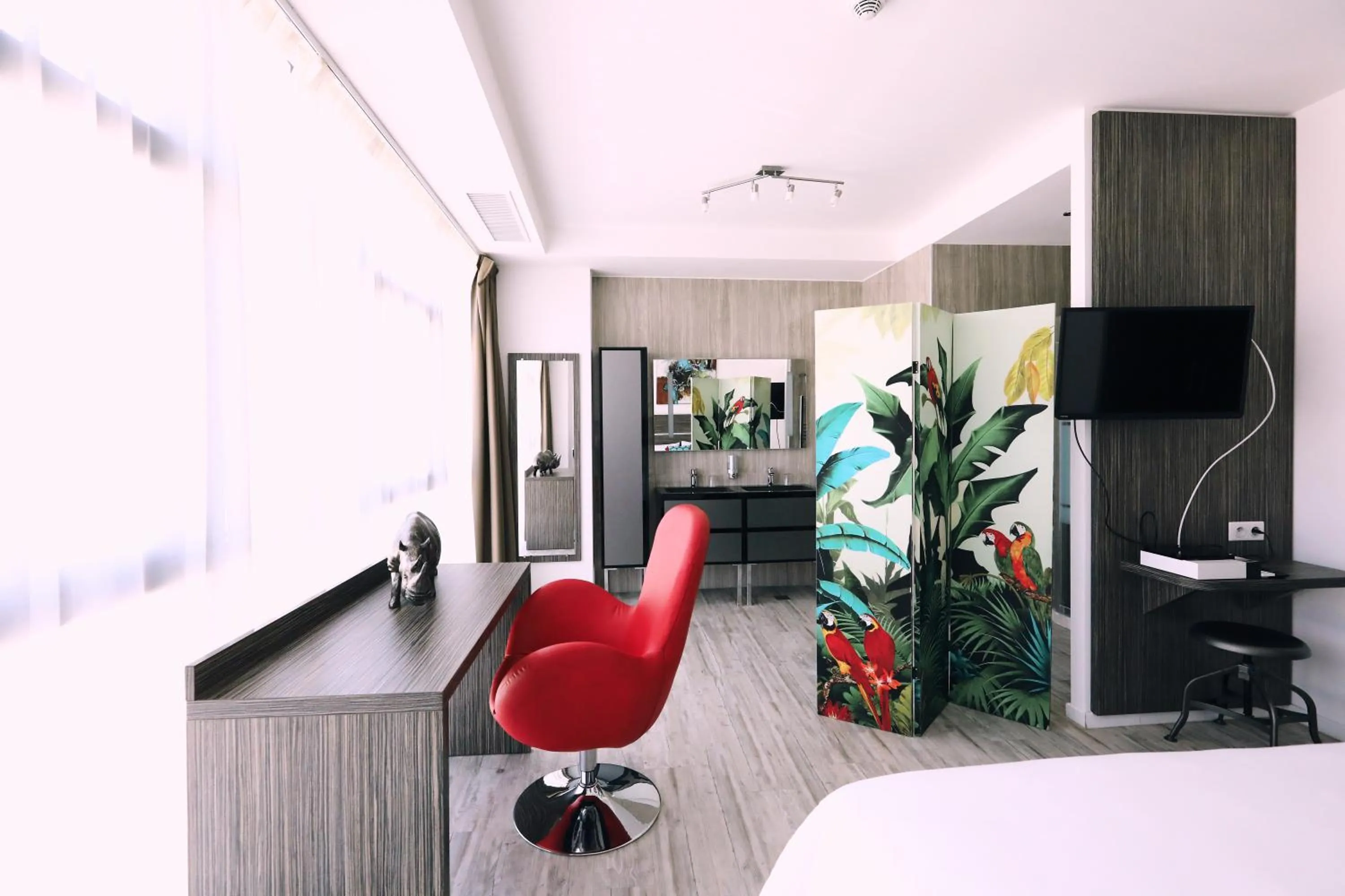 TV and multimedia in Appart' Hotel La Girafe Marseille Est - Porte d'Aubagne