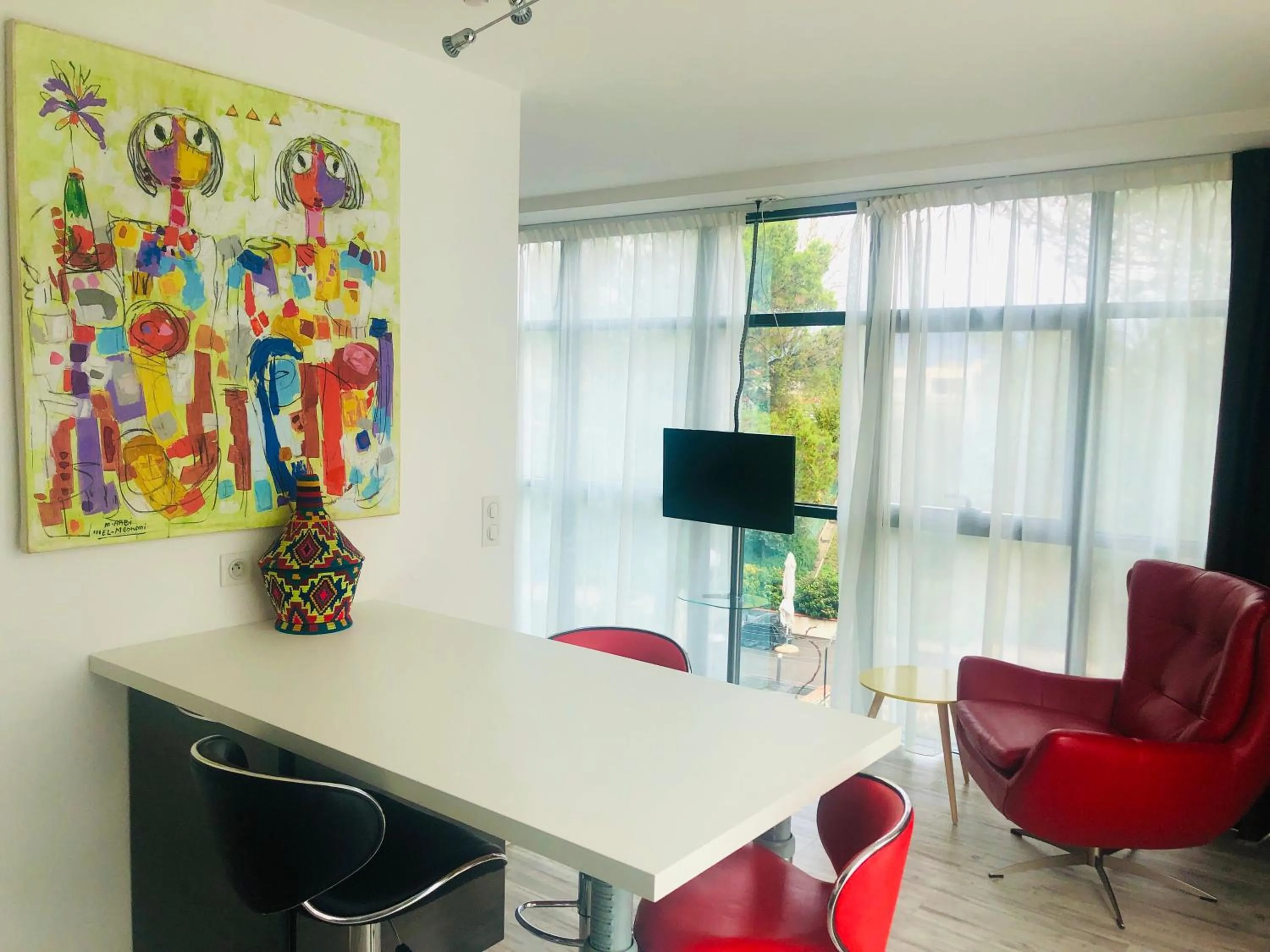 TV and multimedia in Appart' Hotel La Girafe Marseille Est - Porte d'Aubagne