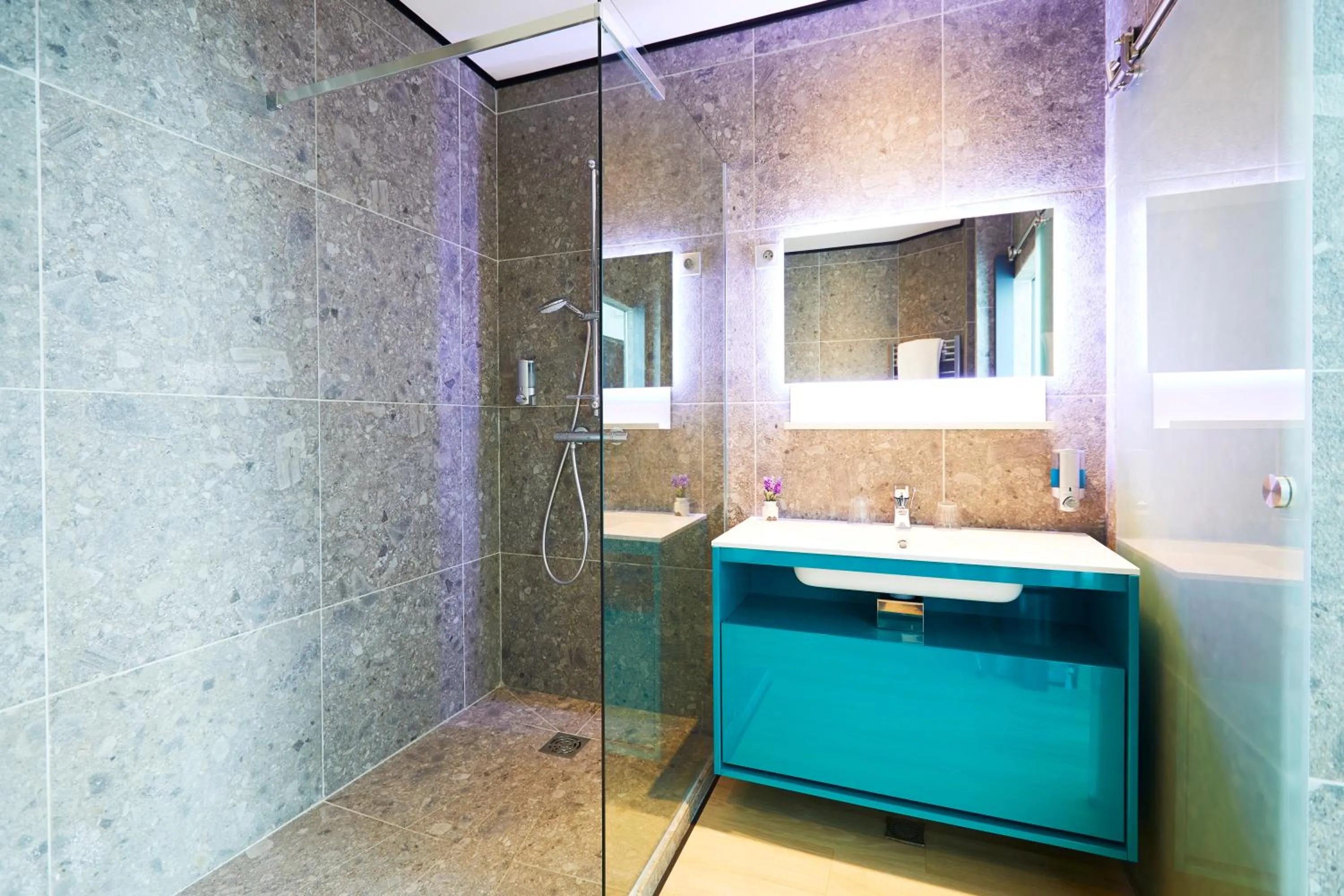 Shower in Appart' Hotel La Girafe Marseille Est - Porte d'Aubagne