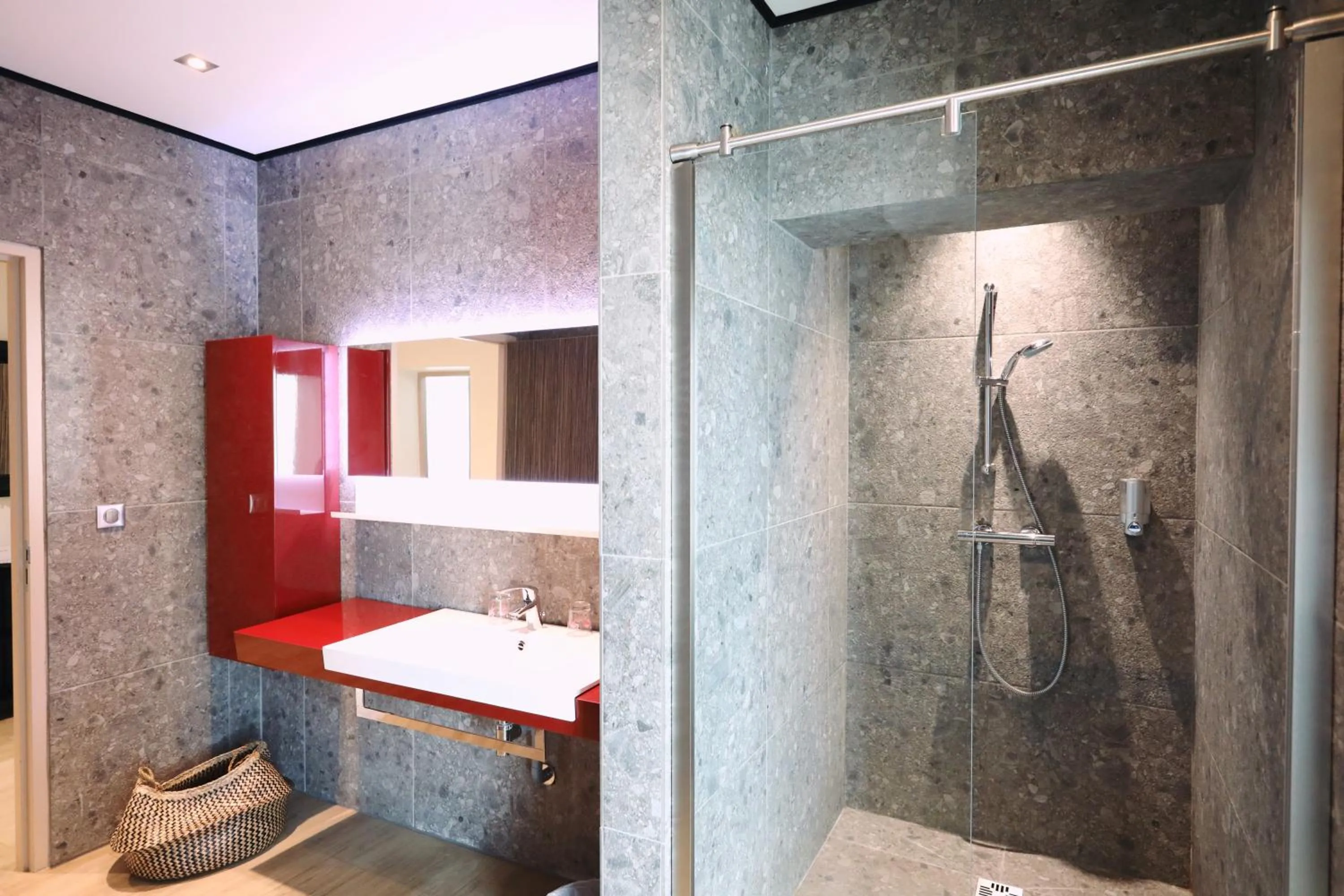 Shower in Appart' Hotel La Girafe Marseille Est - Porte d'Aubagne