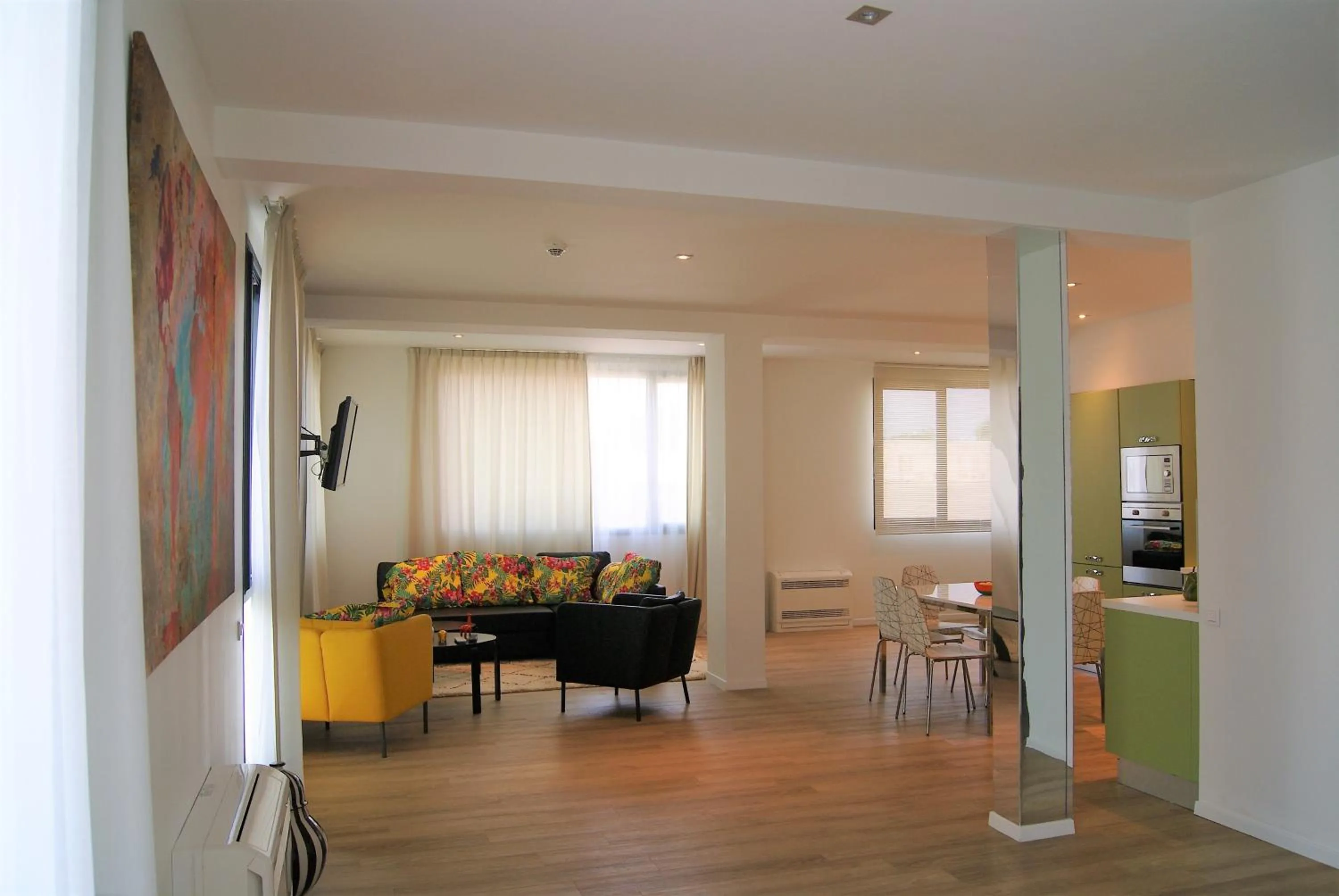 TV and multimedia in Appart' Hotel La Girafe Marseille Est - Porte d'Aubagne