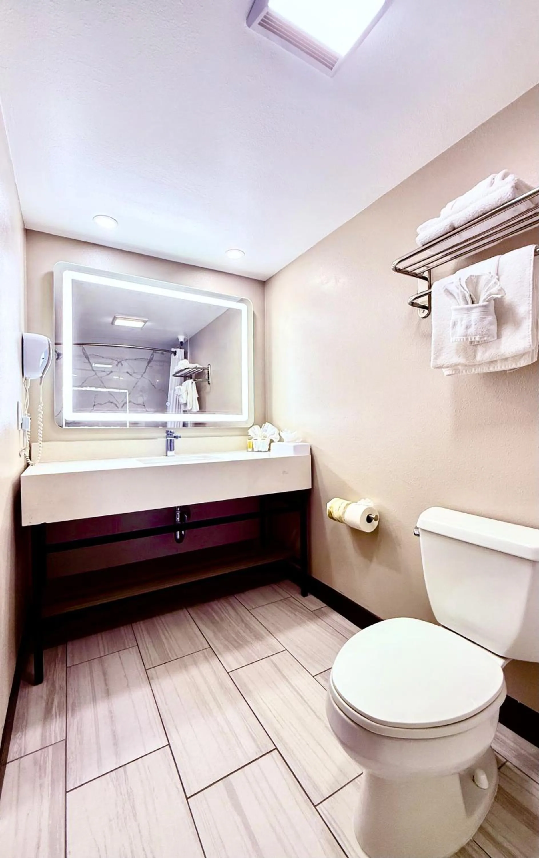 Toilet in Days Inn by Wyndham Los Angeles LAX/ Redondo&ManhattanBeach