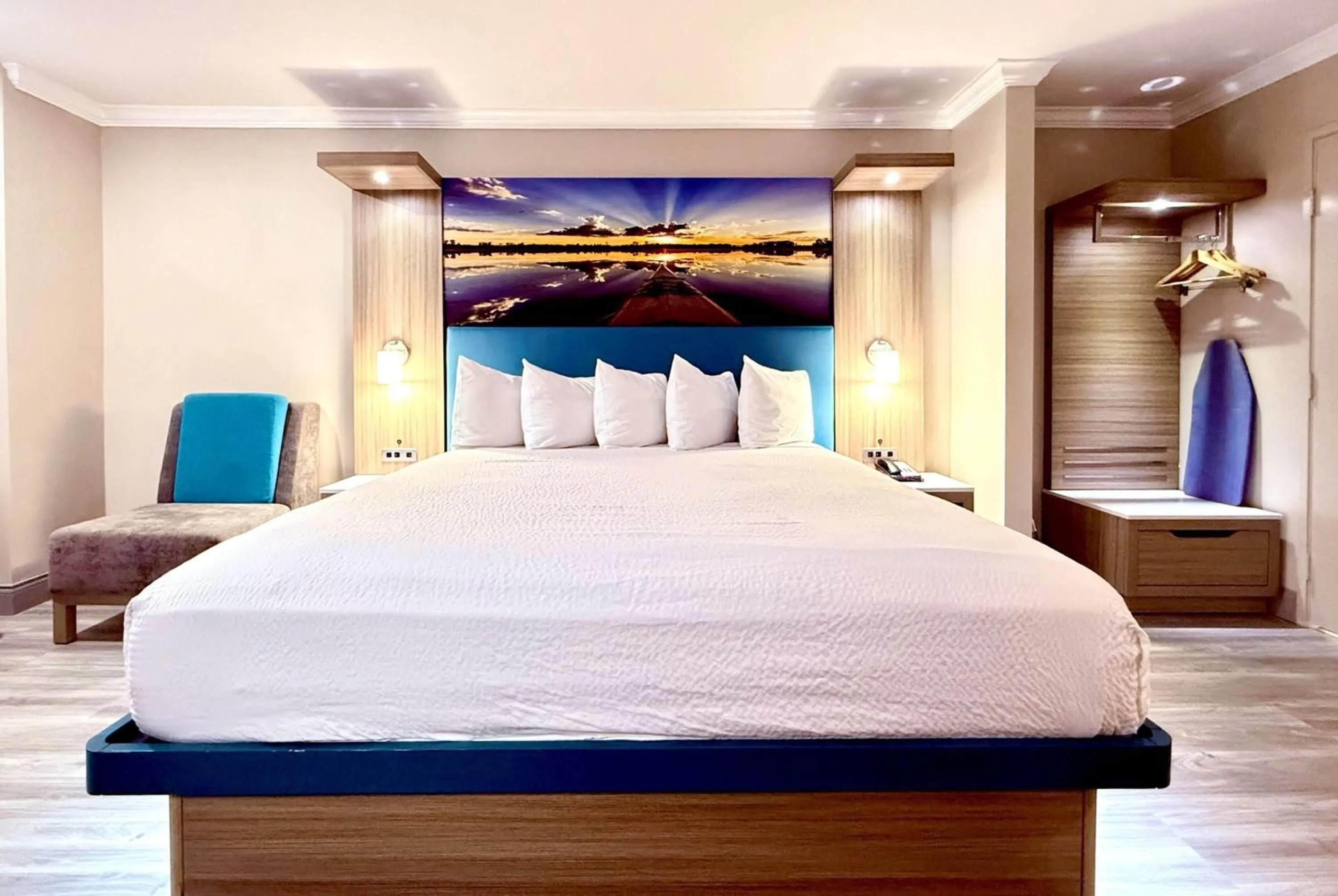 Photo of the whole room, Bed in Days Inn by Wyndham Los Angeles LAX/ Redondo&ManhattanBeach