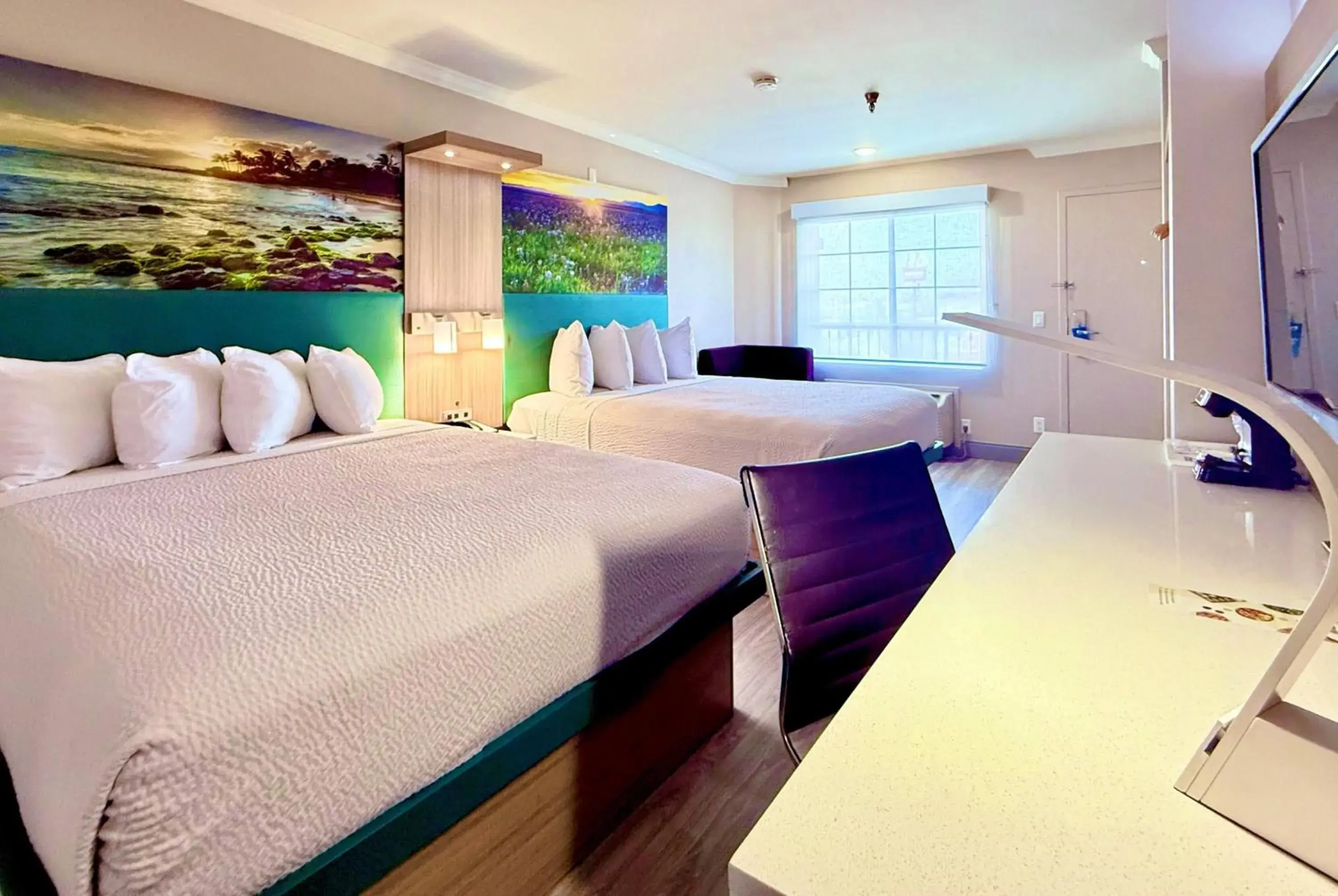 Queen Room with Two Queen Beds - Smoking in Days Inn by Wyndham Los Angeles LAX/ Redondo&ManhattanBeach Queen Room with Two Queen Beds - Smoking in Days Inn by Wyndham Los Angeles LAX/ Redondo&ManhattanBeach