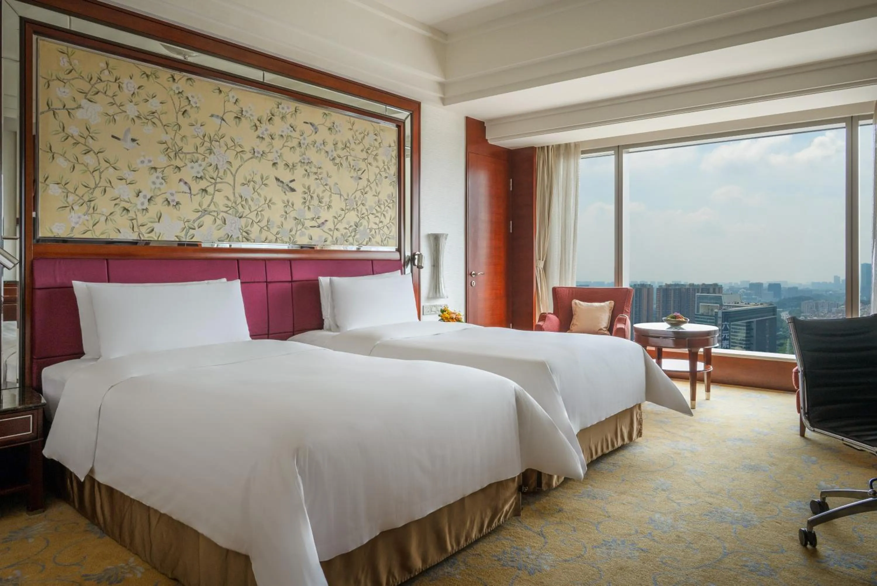 Photo of the whole room, Bed in Shangri-La Guangzhou