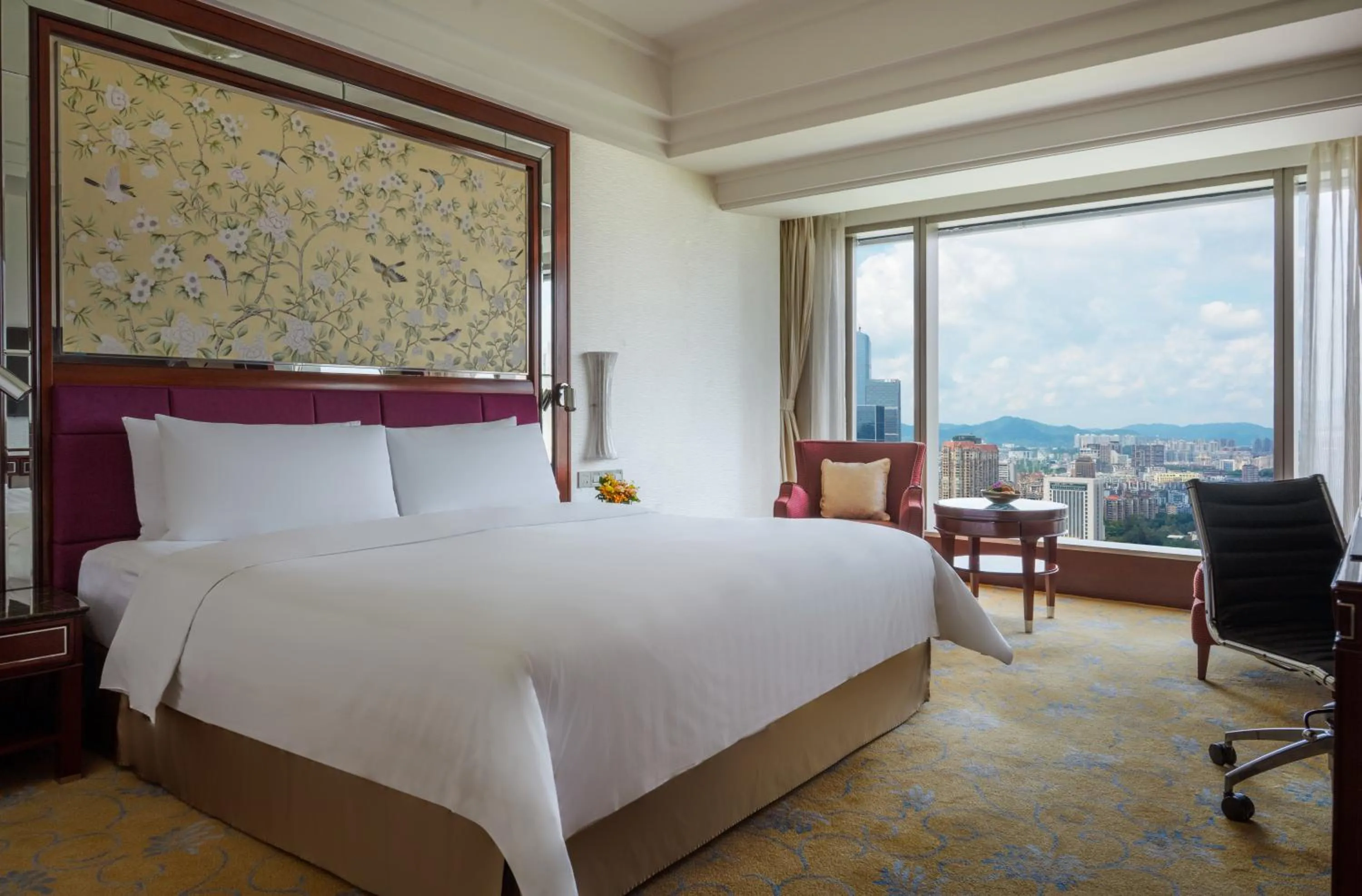 Photo of the whole room, Bed in Shangri-La Guangzhou