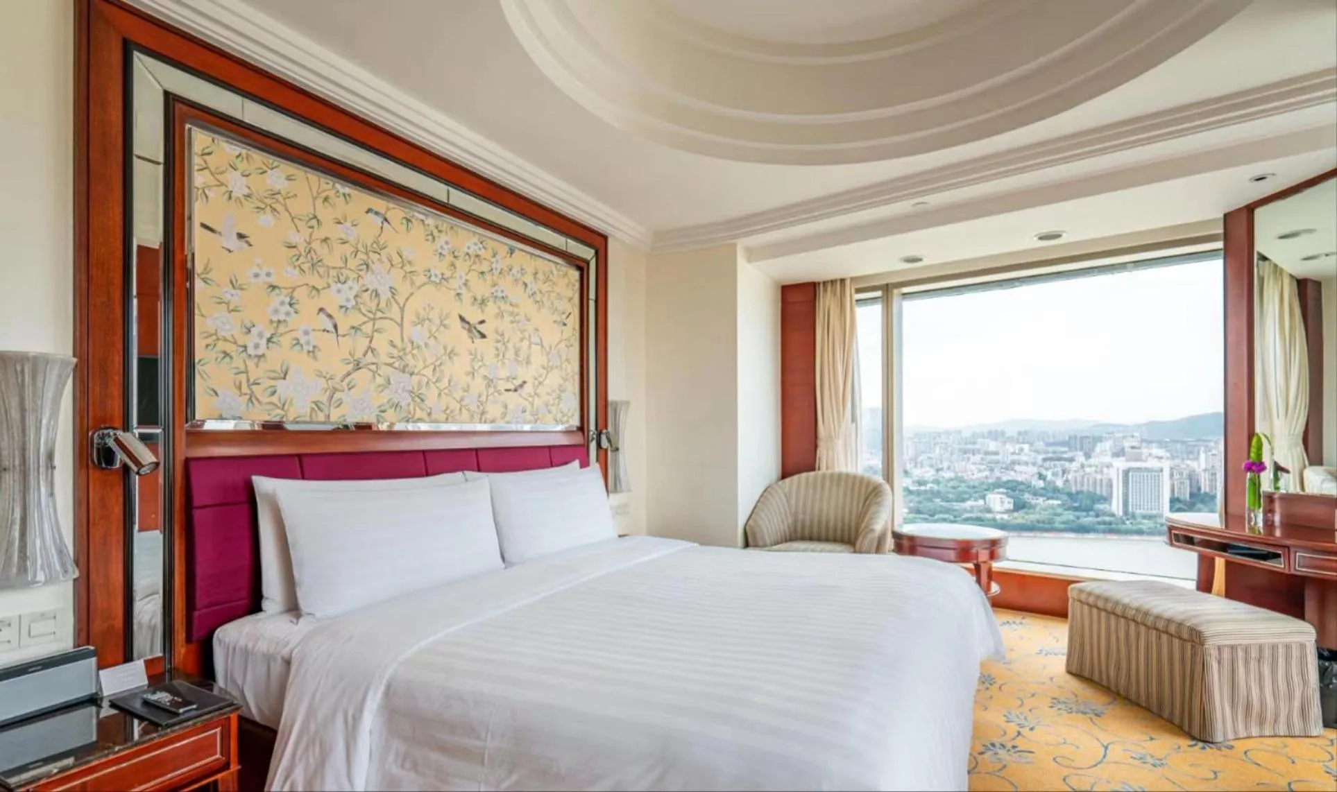 Photo of the whole room, Bed in Shangri-La Guangzhou