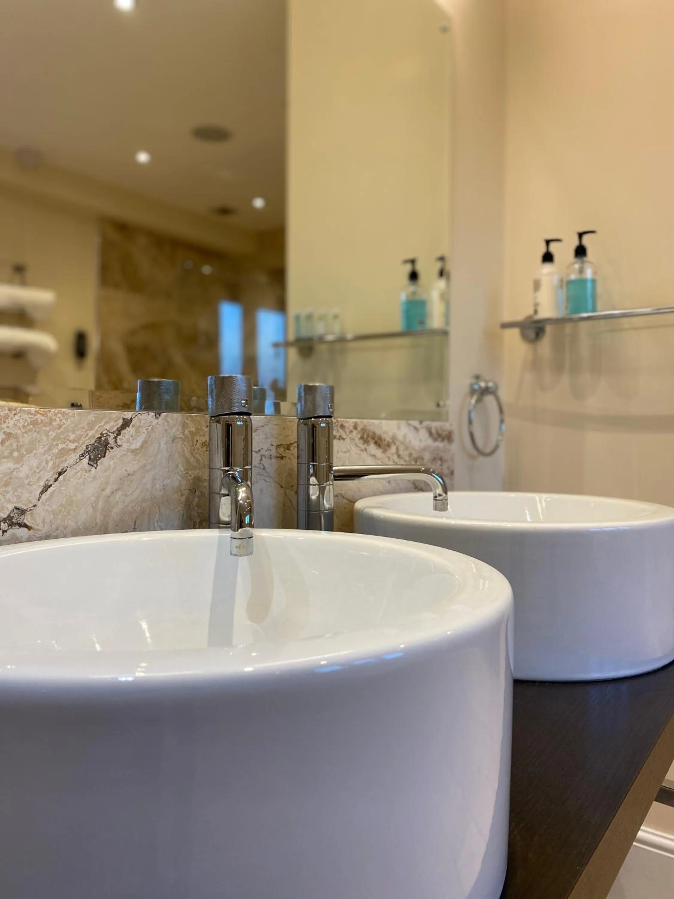 Bathroom, Bed in Woodhouse Farm Lodge