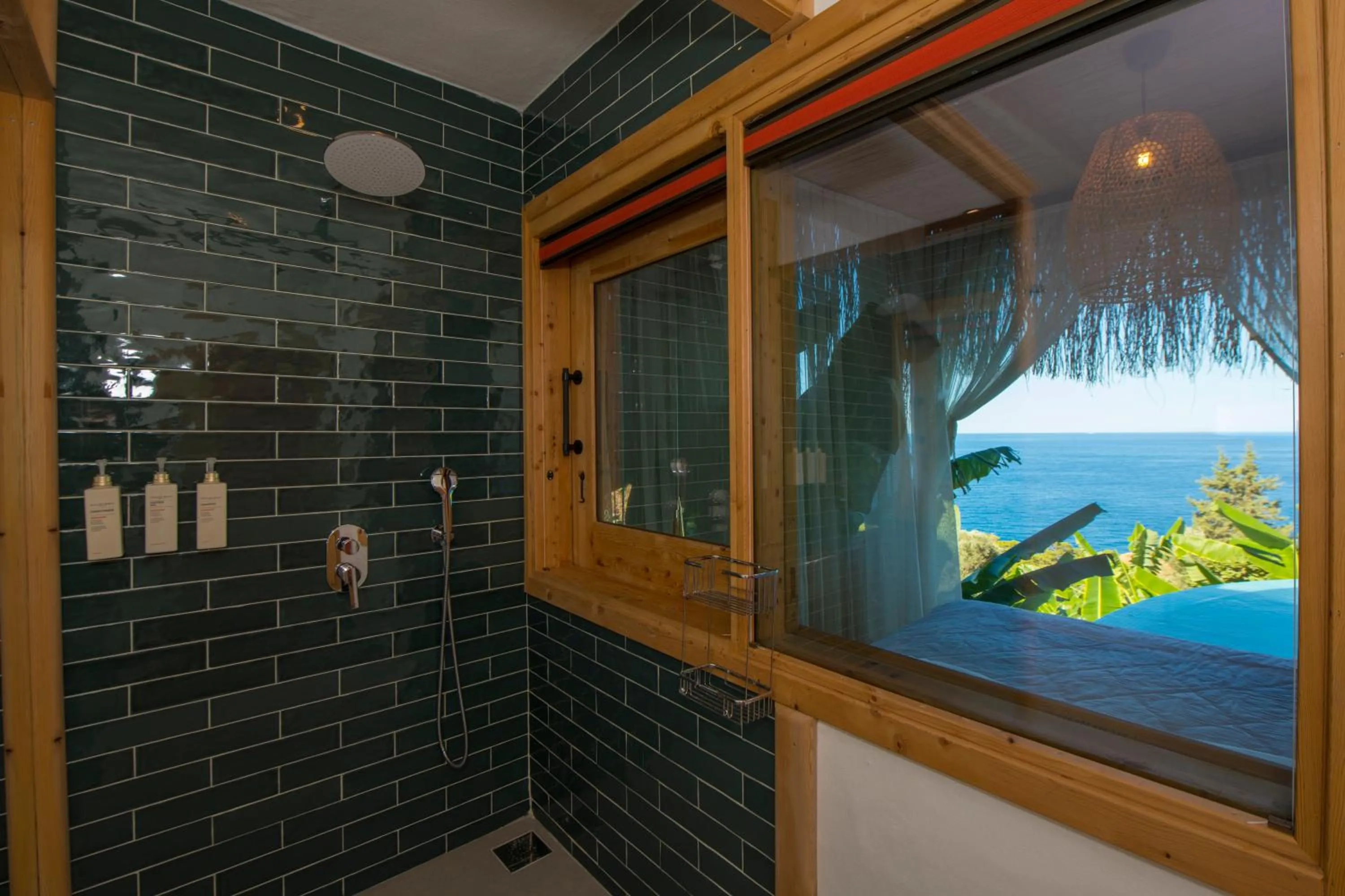 Shower in Seaview Faralya