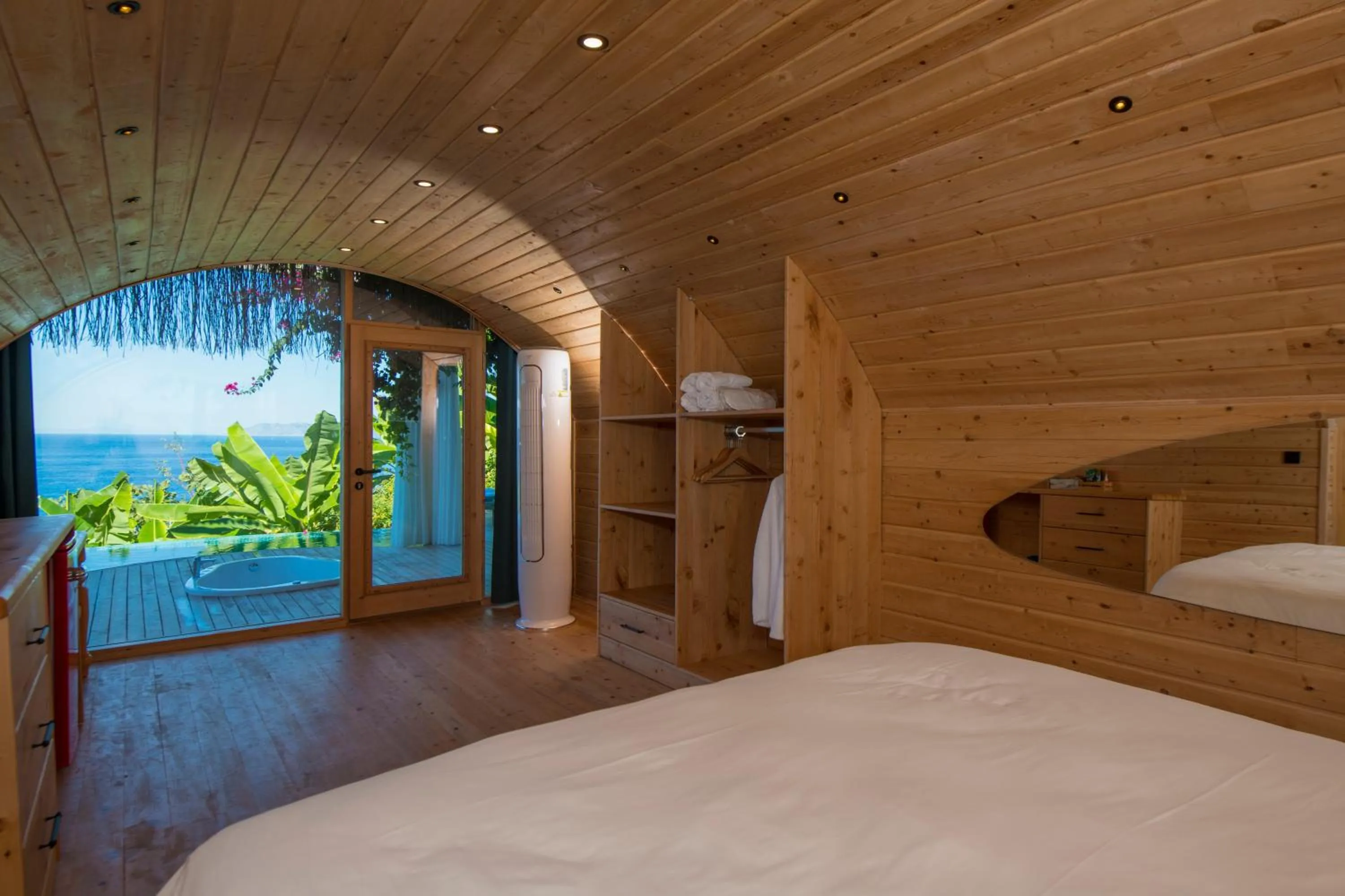 Photo of the whole room, Bed in Seaview Faralya