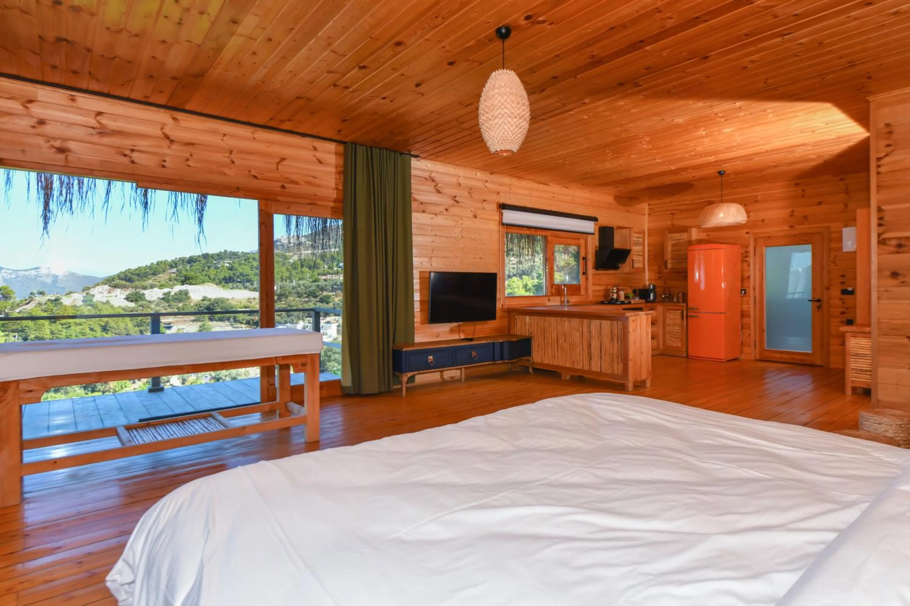 Photo of the whole room, Bed in Seaview Faralya