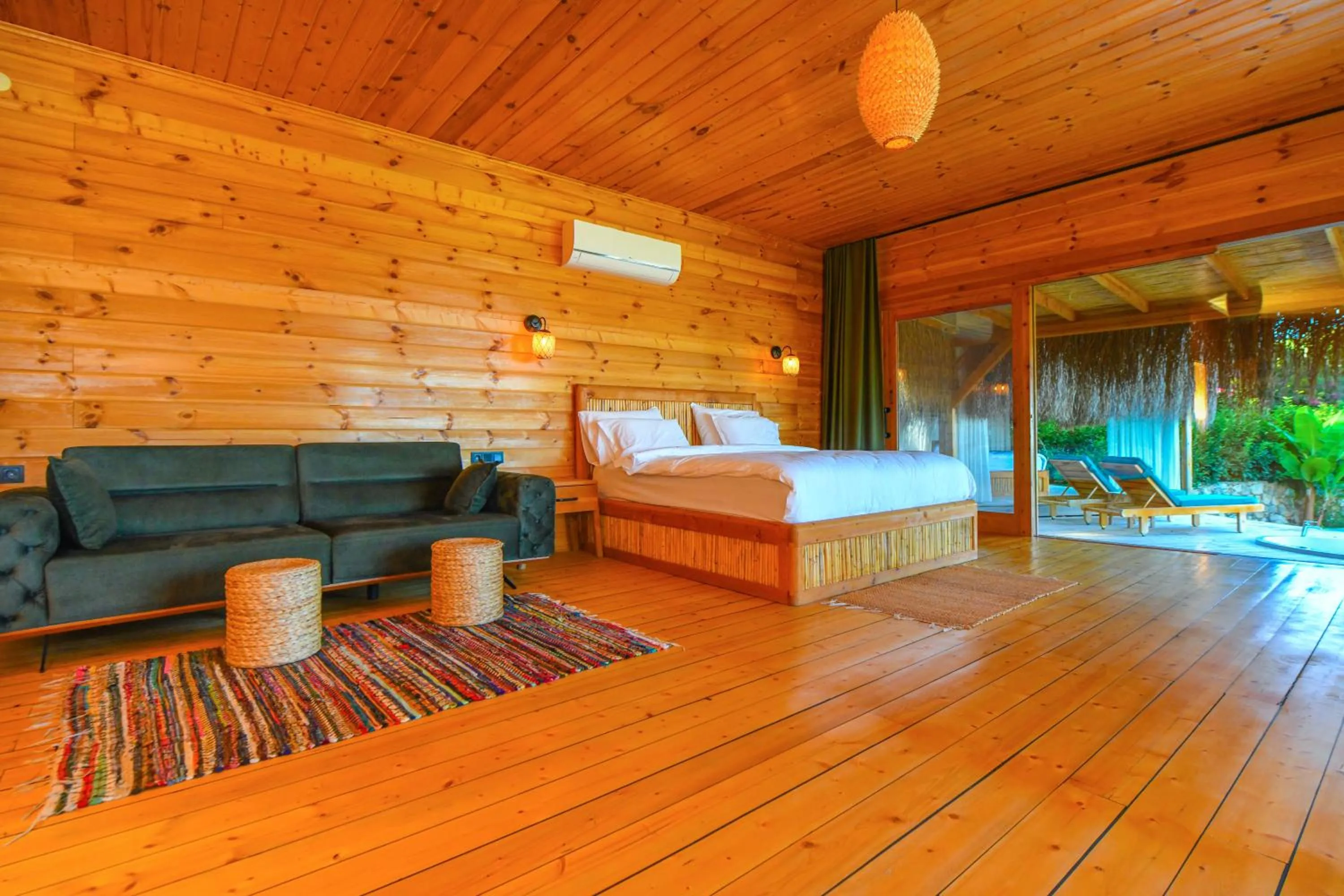 Photo of the whole room, Bed in Seaview Faralya