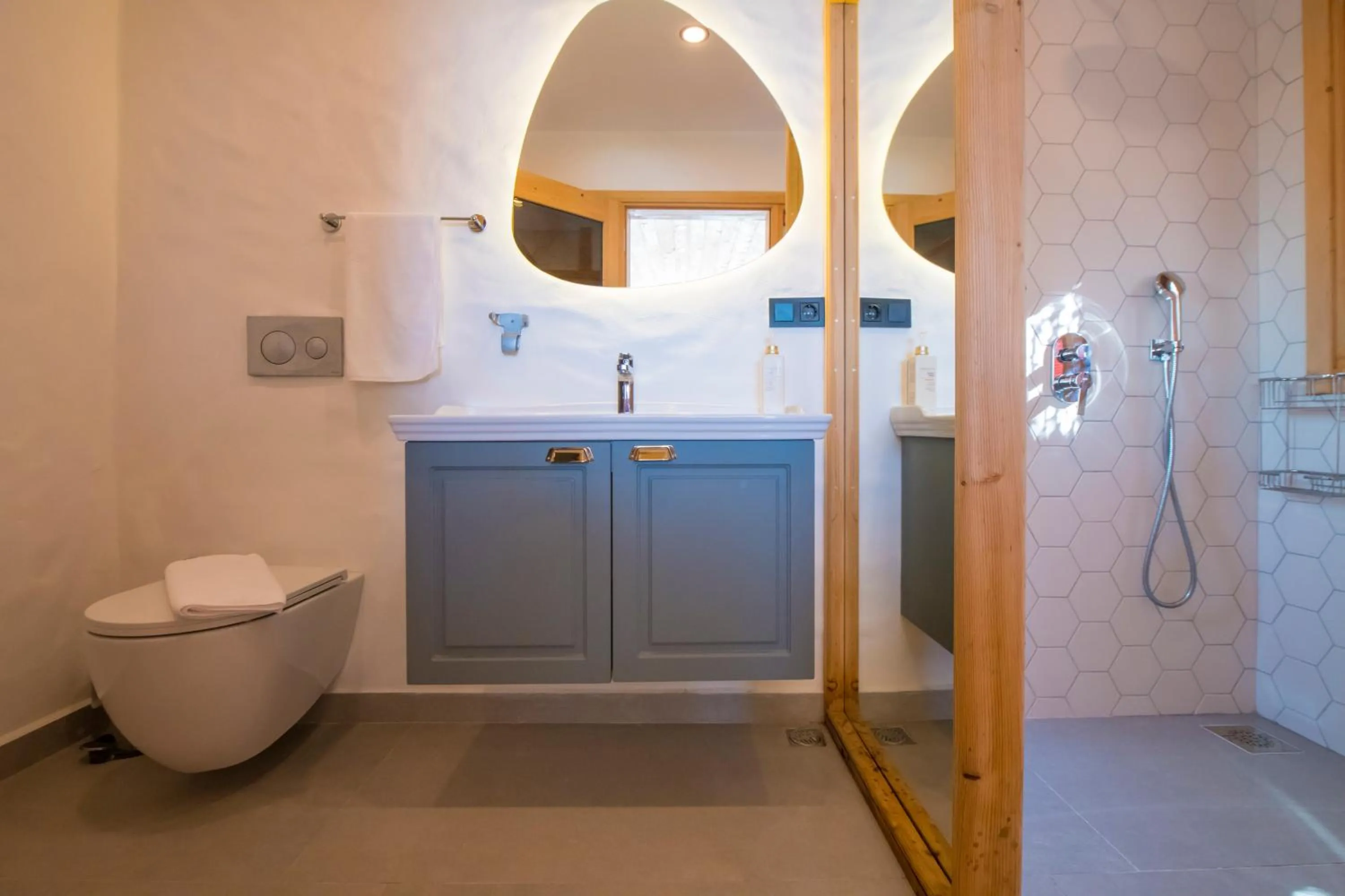 Shower in Seaview Faralya